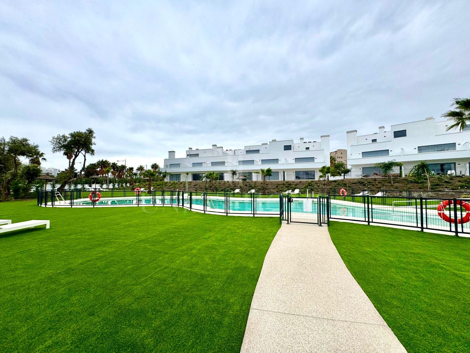 Bright 2-bedroom apartment within the exclusive Aquagardens urbanisation