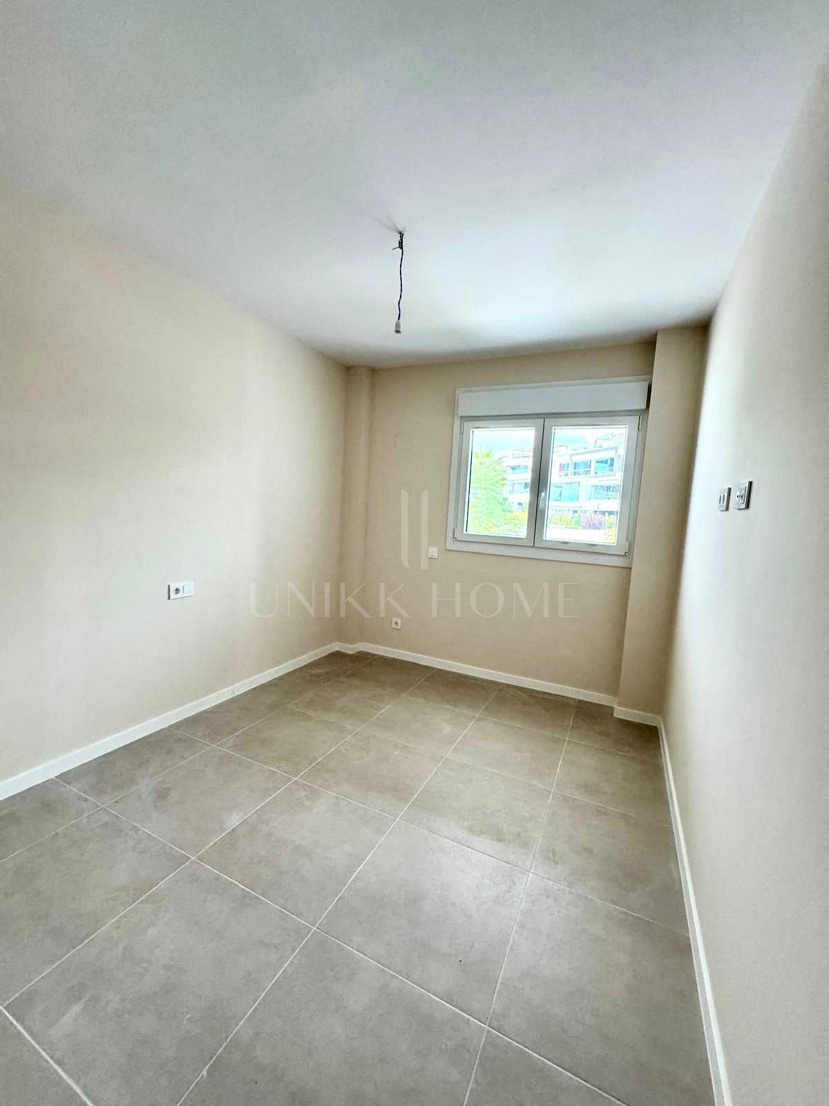 Bright 2-bedroom apartment within the exclusive Aquagardens urbanisation