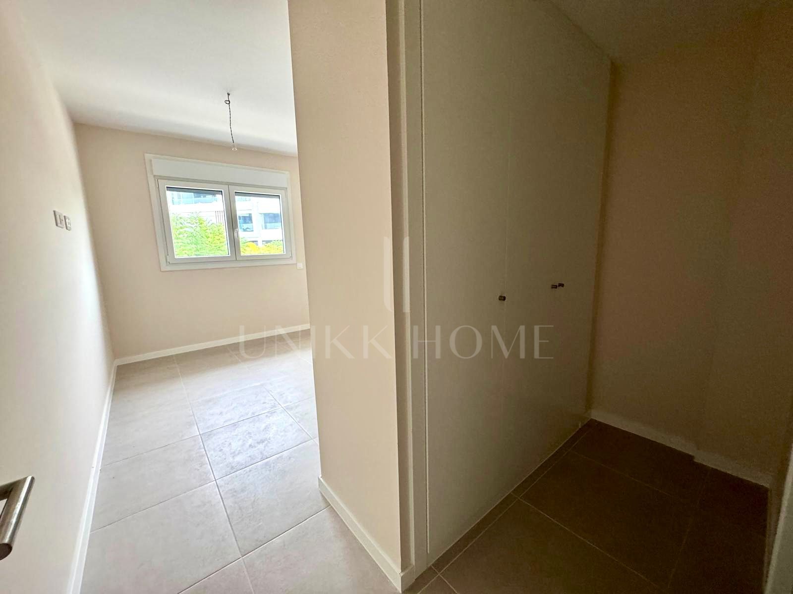 Bright 2-bedroom apartment within the exclusive Aquagardens urbanisation