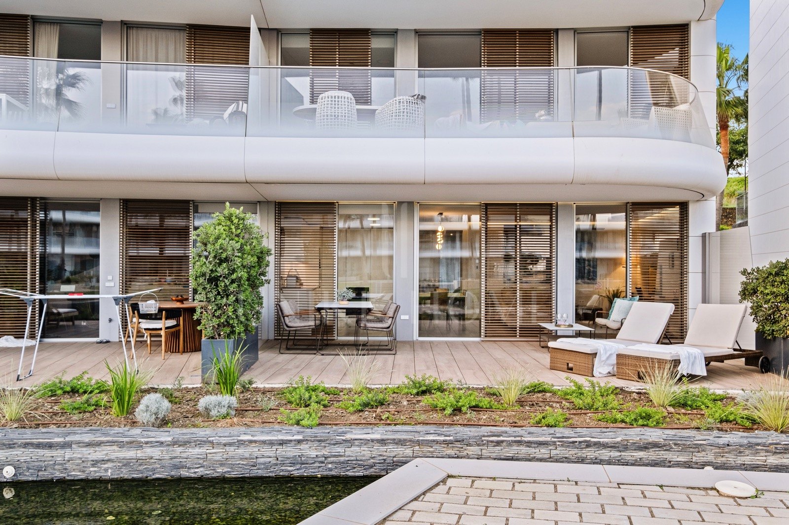 Spectacular ground-floor apartment in the exclusive beachfront urbanisation of The Edge