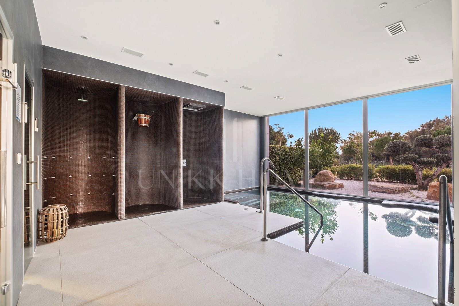 Spectacular ground-floor apartment in the exclusive beachfront urbanisation of The Edge