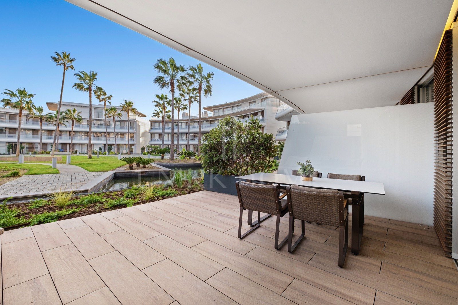 Spectacular ground-floor apartment in the exclusive beachfront urbanisation of The Edge