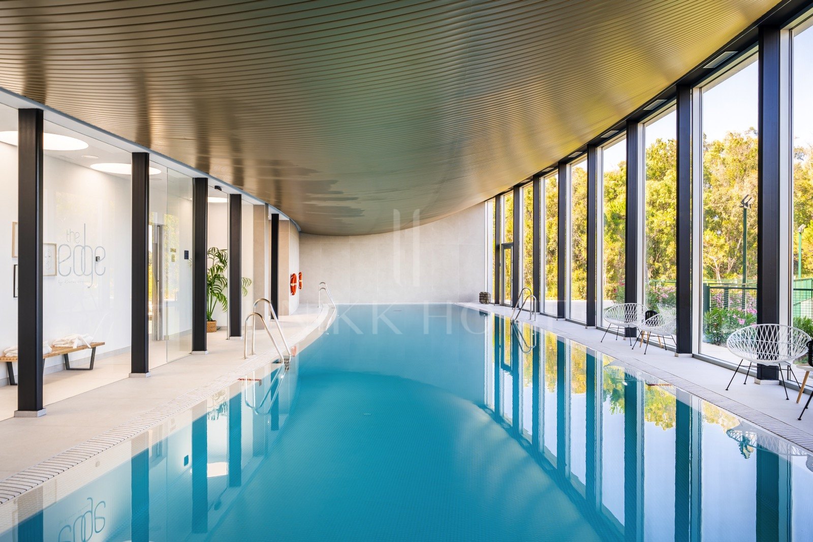 Spectacular ground-floor apartment in the exclusive beachfront urbanisation of The Edge