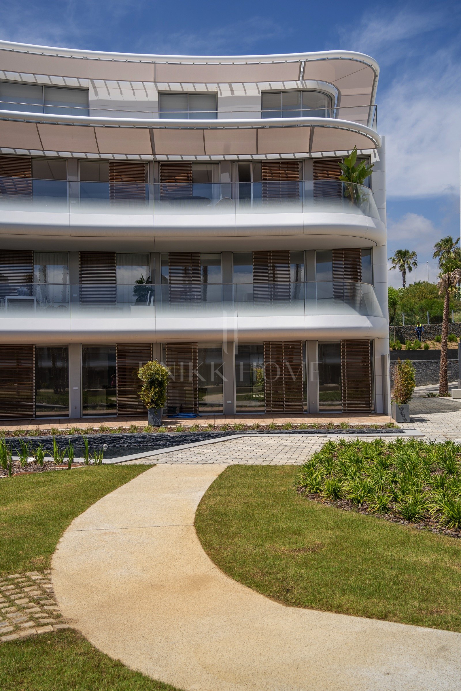 Spectacular ground-floor apartment in the exclusive beachfront urbanisation of The Edge