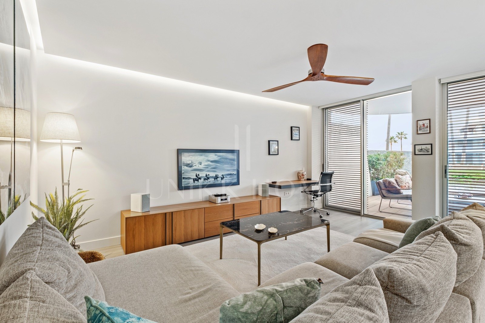 Spectacular ground-floor apartment in the exclusive beachfront urbanisation of The Edge