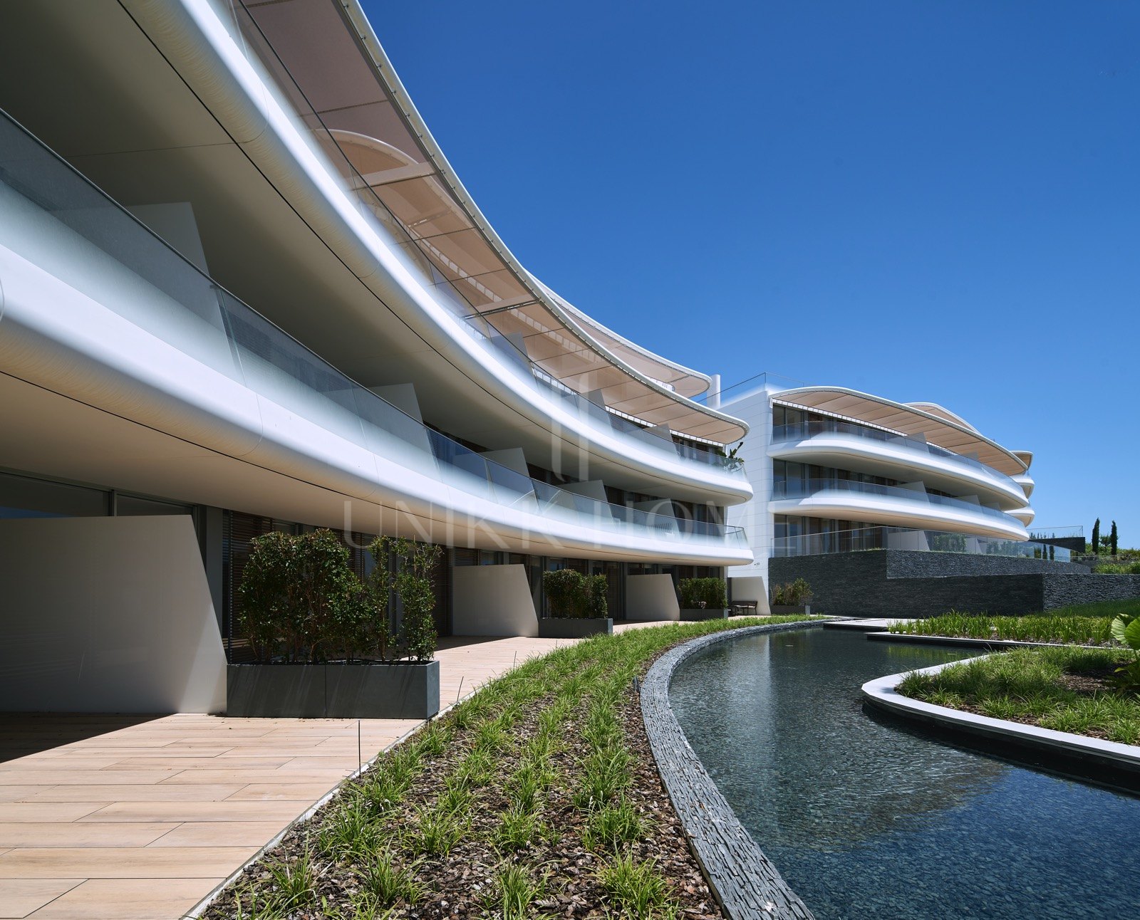 Spectacular ground-floor apartment in the exclusive beachfront urbanisation of The Edge