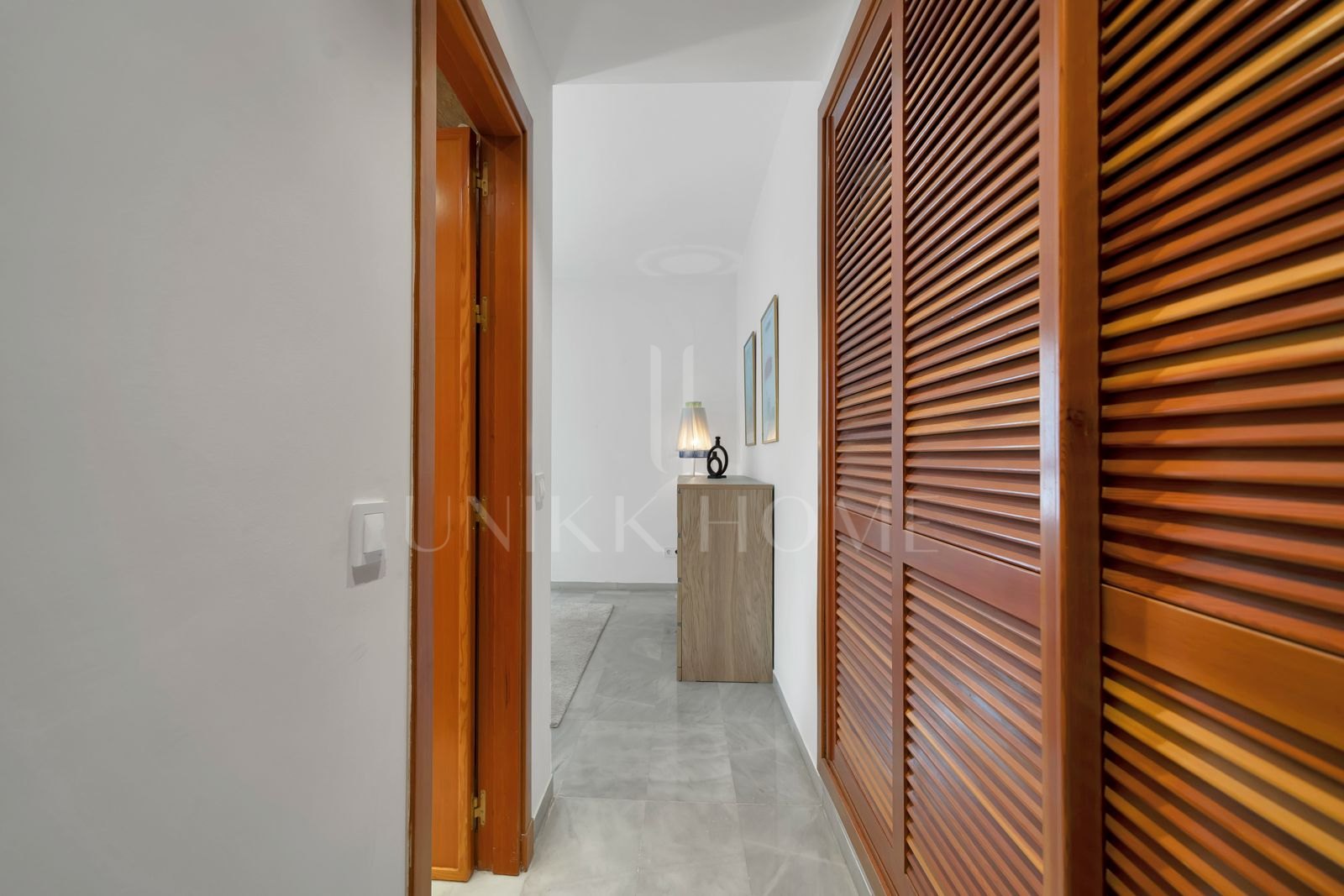 Apartamento orientado al oeste, situado en planta media de la exclusiva urbanización cerrada