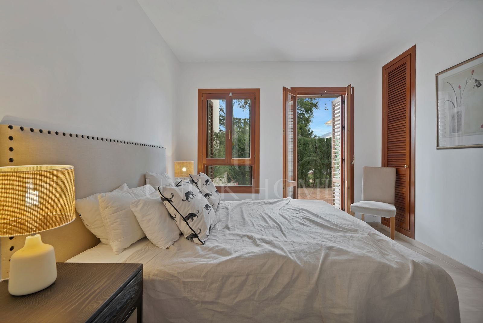 Apartamento orientado al oeste, situado en planta media de la exclusiva urbanización cerrada