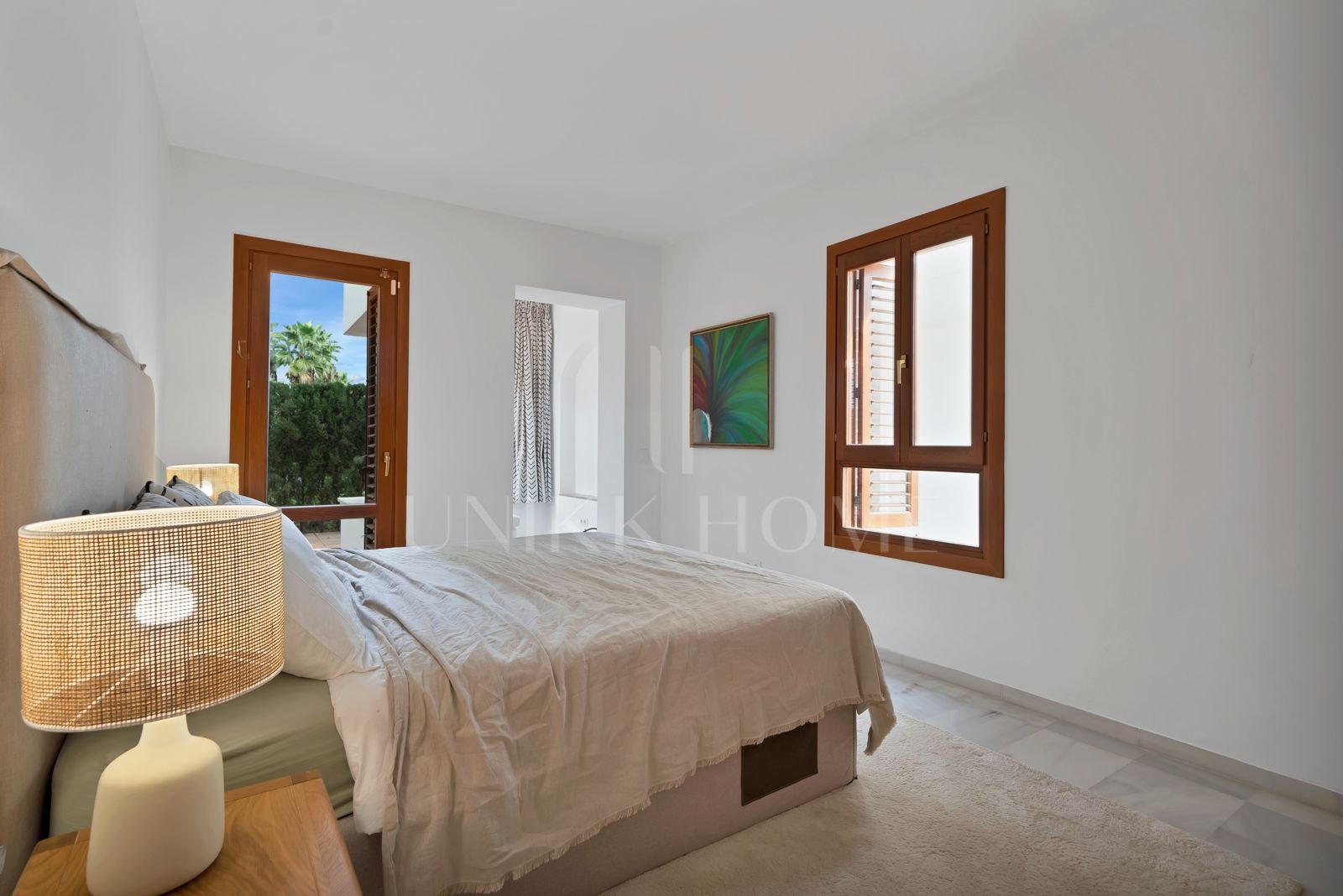 Apartamento orientado al oeste, situado en planta media de la exclusiva urbanización cerrada