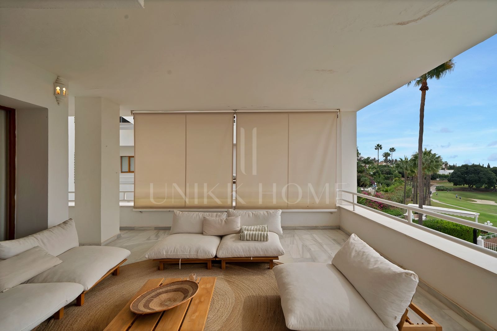 Apartamento orientado al oeste, situado en planta media de la exclusiva urbanización cerrada