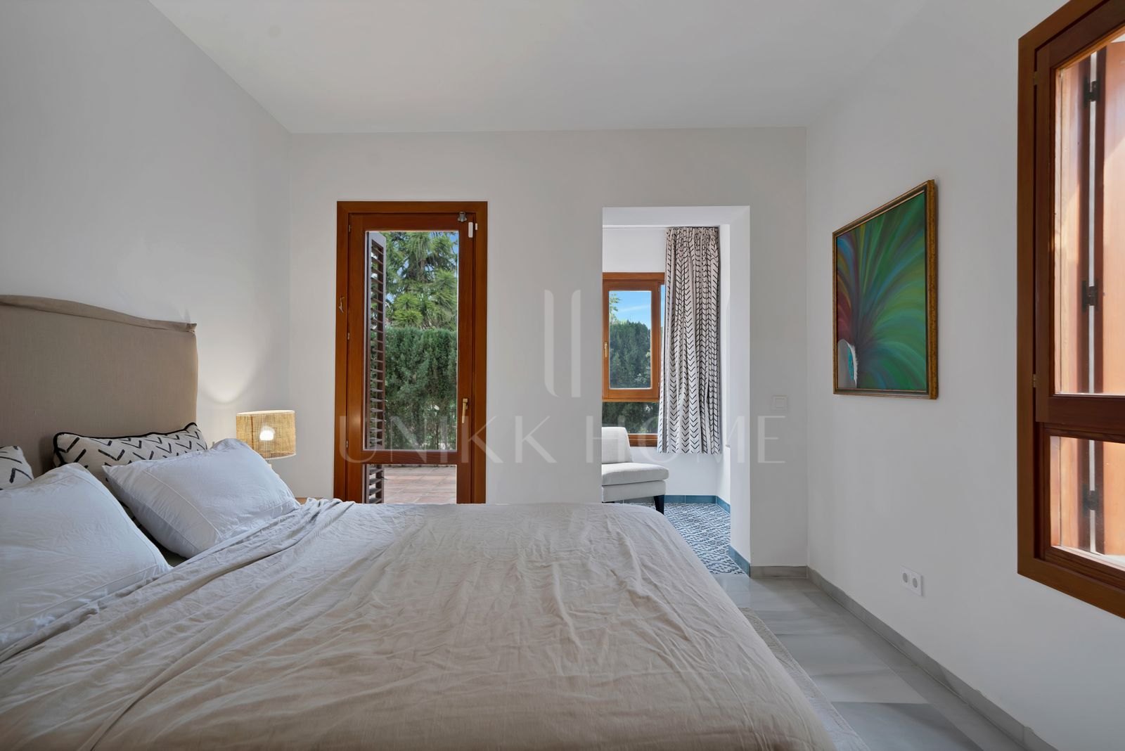 Apartamento orientado al oeste, situado en planta media de la exclusiva urbanización cerrada