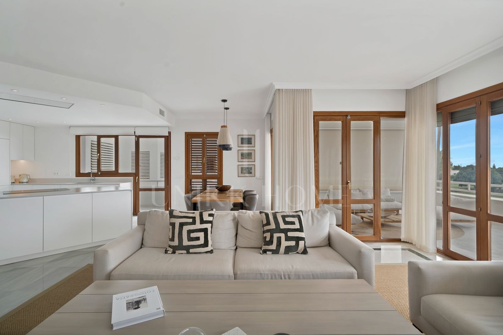 Apartamento orientado al oeste, situado en planta media de la exclusiva urbanización cerrada