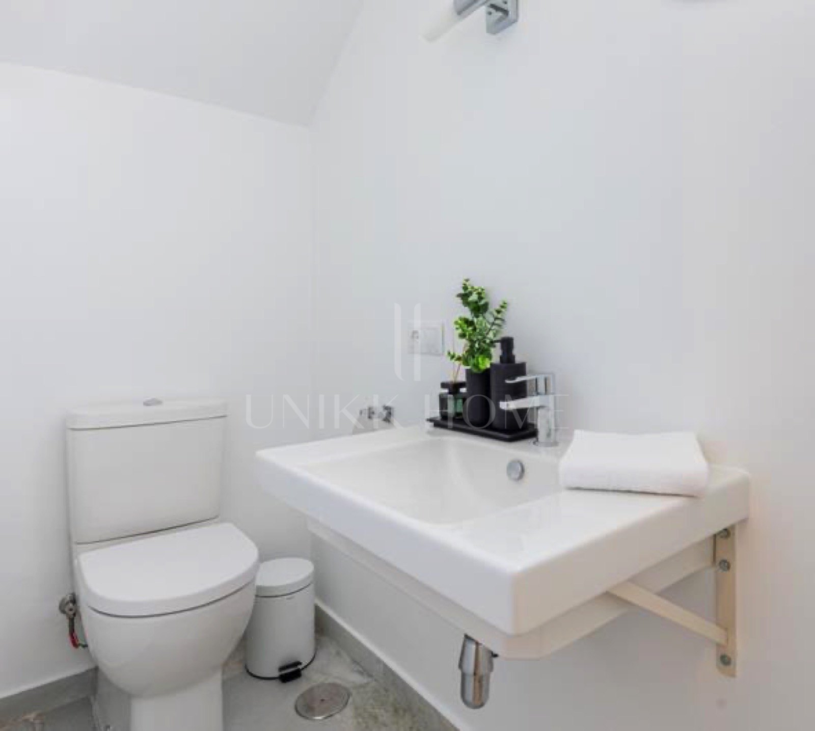 Spacious, light-filled two-bedroom penthouse in the exclusive Ivy Residence