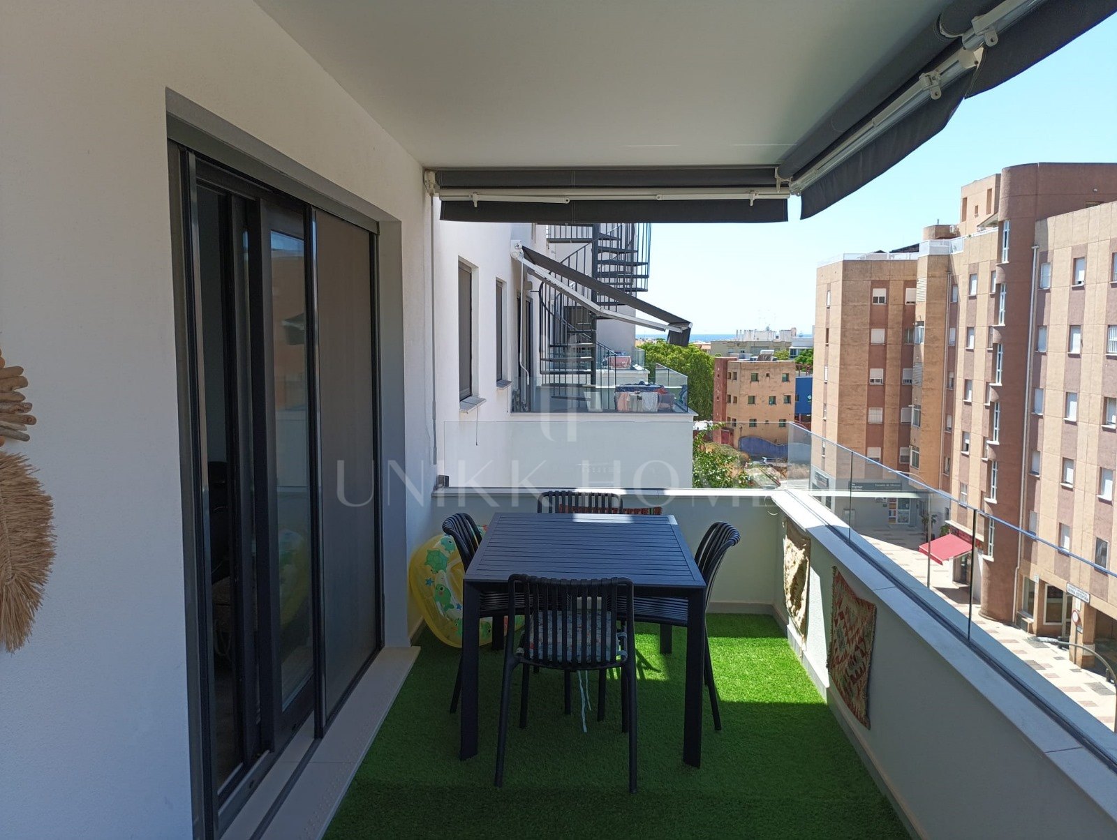 Atractivo Ático Dúplex de 4 Dormitorios en el Centro de Estepona