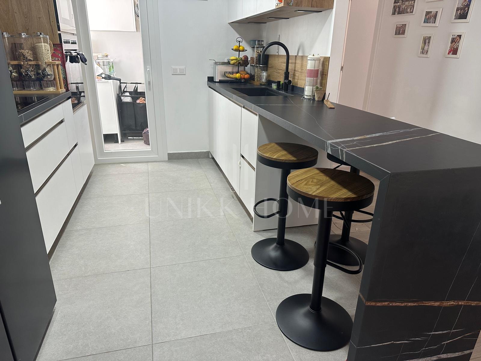 Atractivo Ático Dúplex de 4 Dormitorios en el Centro de Estepona