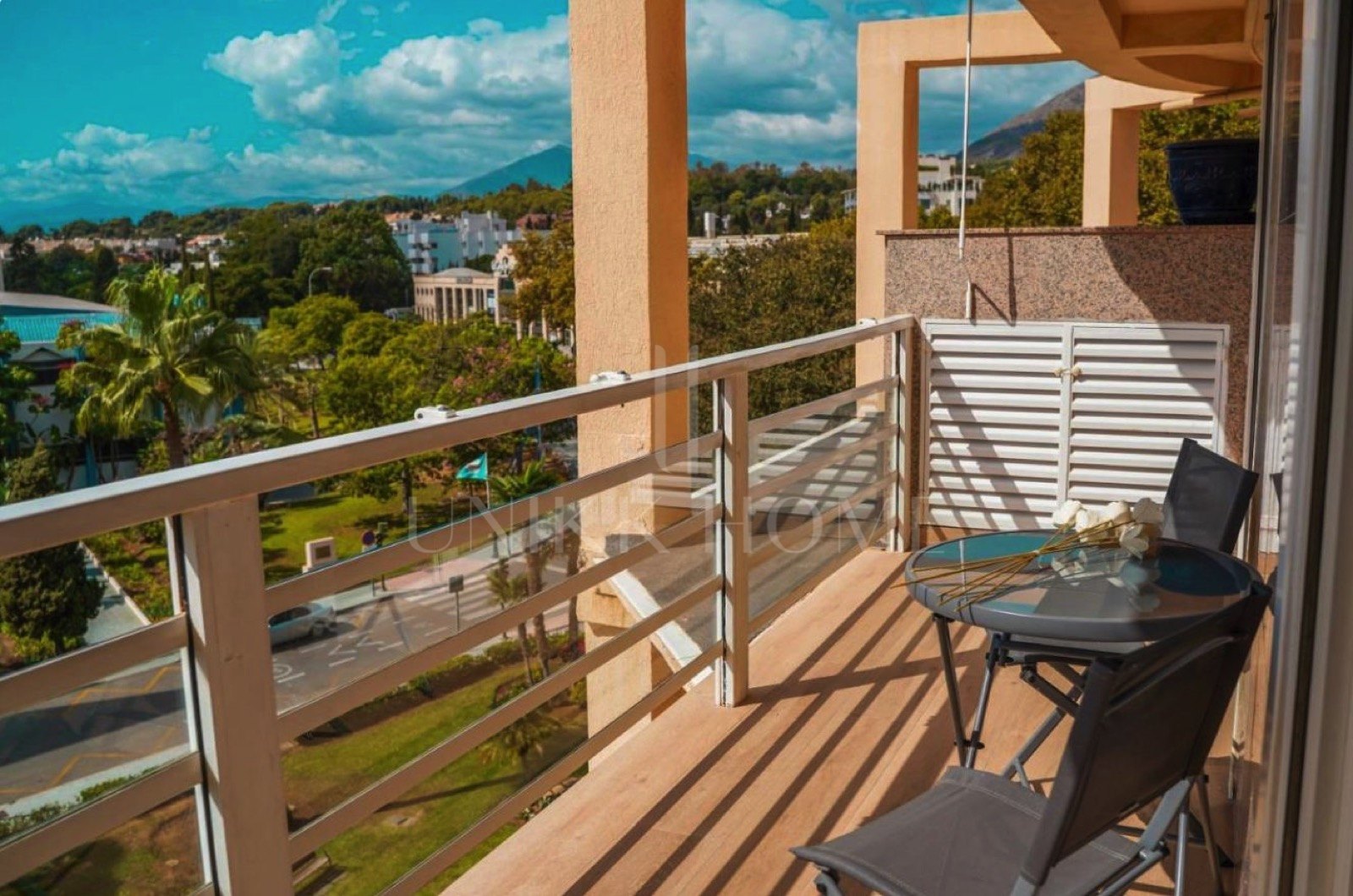 ¡Impresionante apartamento reformado en el corazón de Marbella!