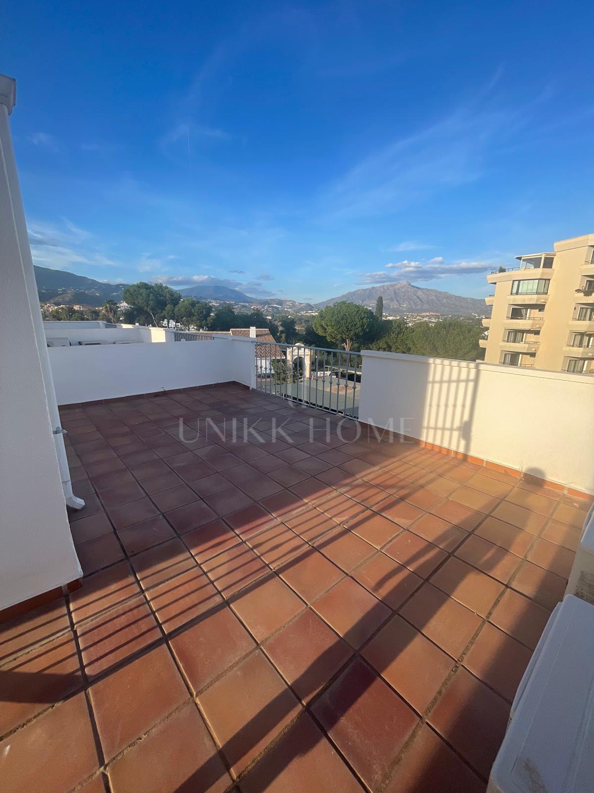 Adosado de Primera en Urb. Atalaya Golf con Azotea y Vistas al Mar