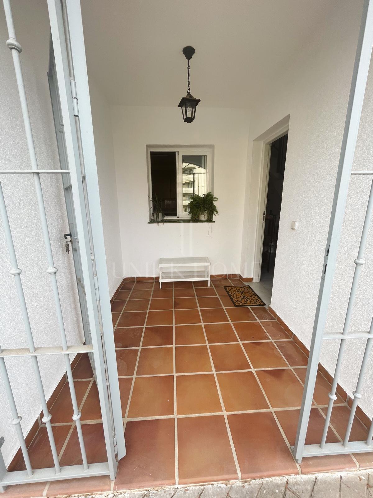 Adosado de Primera en Urb. Atalaya Golf con Azotea y Vistas al Mar