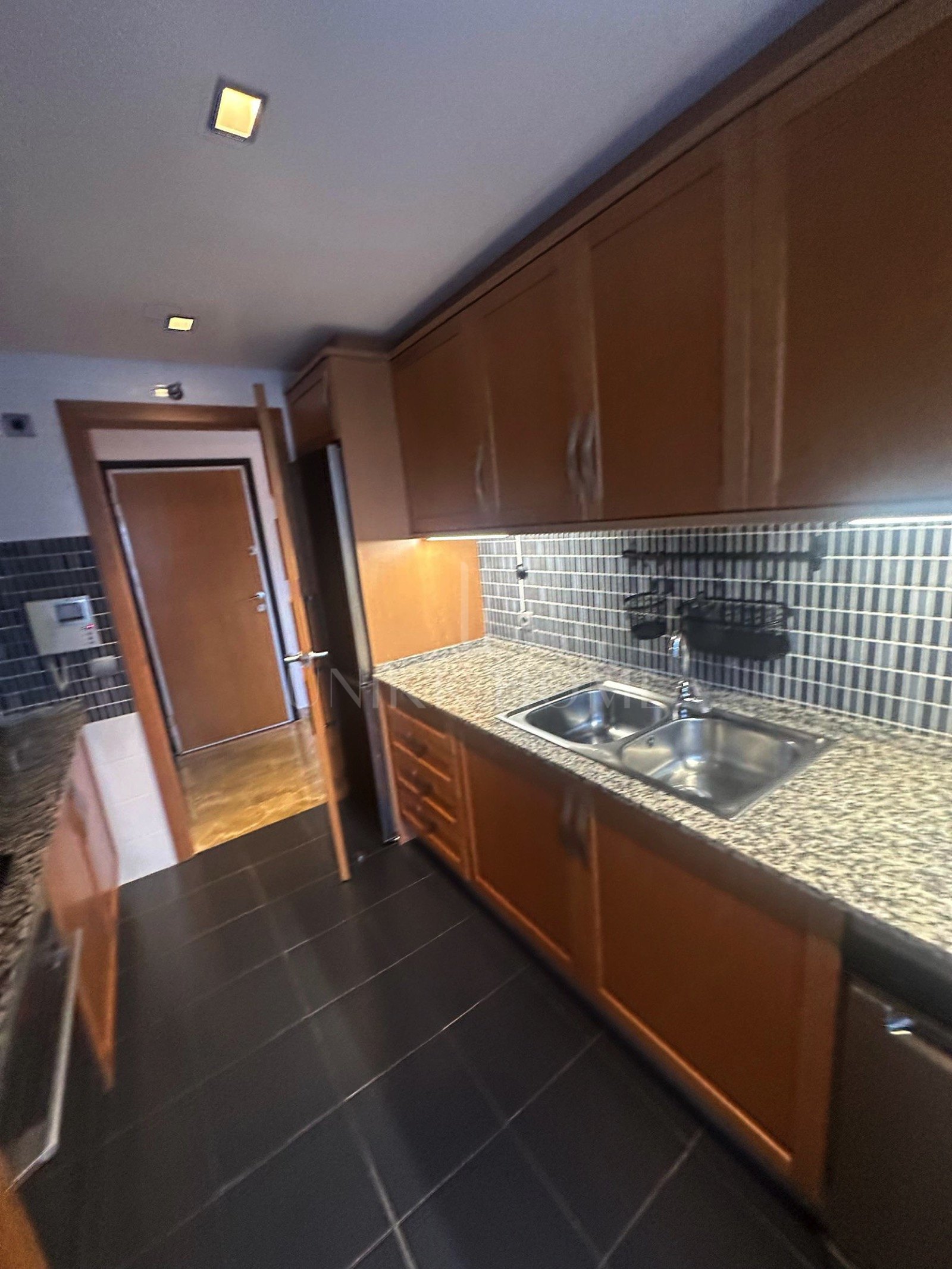 Bright & Cozy 2-Bedroom Apartment with Terrace & Garage