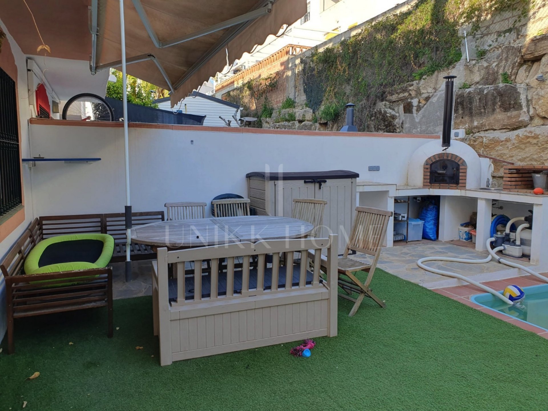 Casa Pareada con Piscina Privada y Estudio Independiente