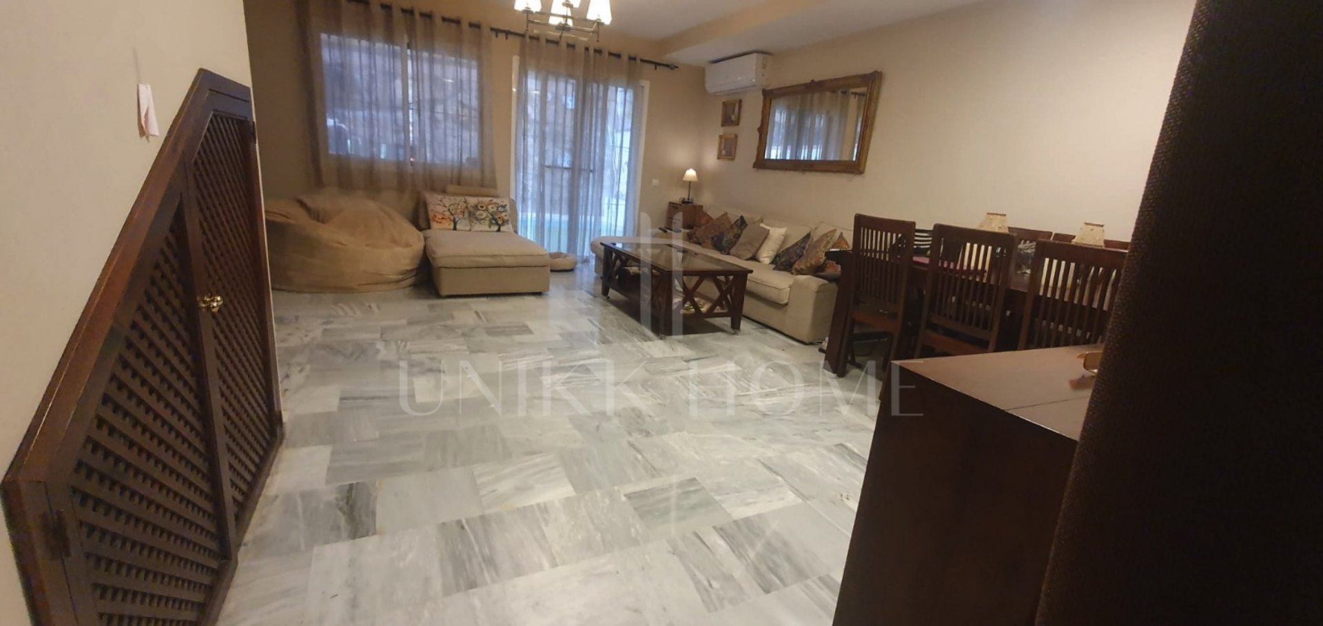 Casa Pareada con Piscina Privada y Estudio Independiente