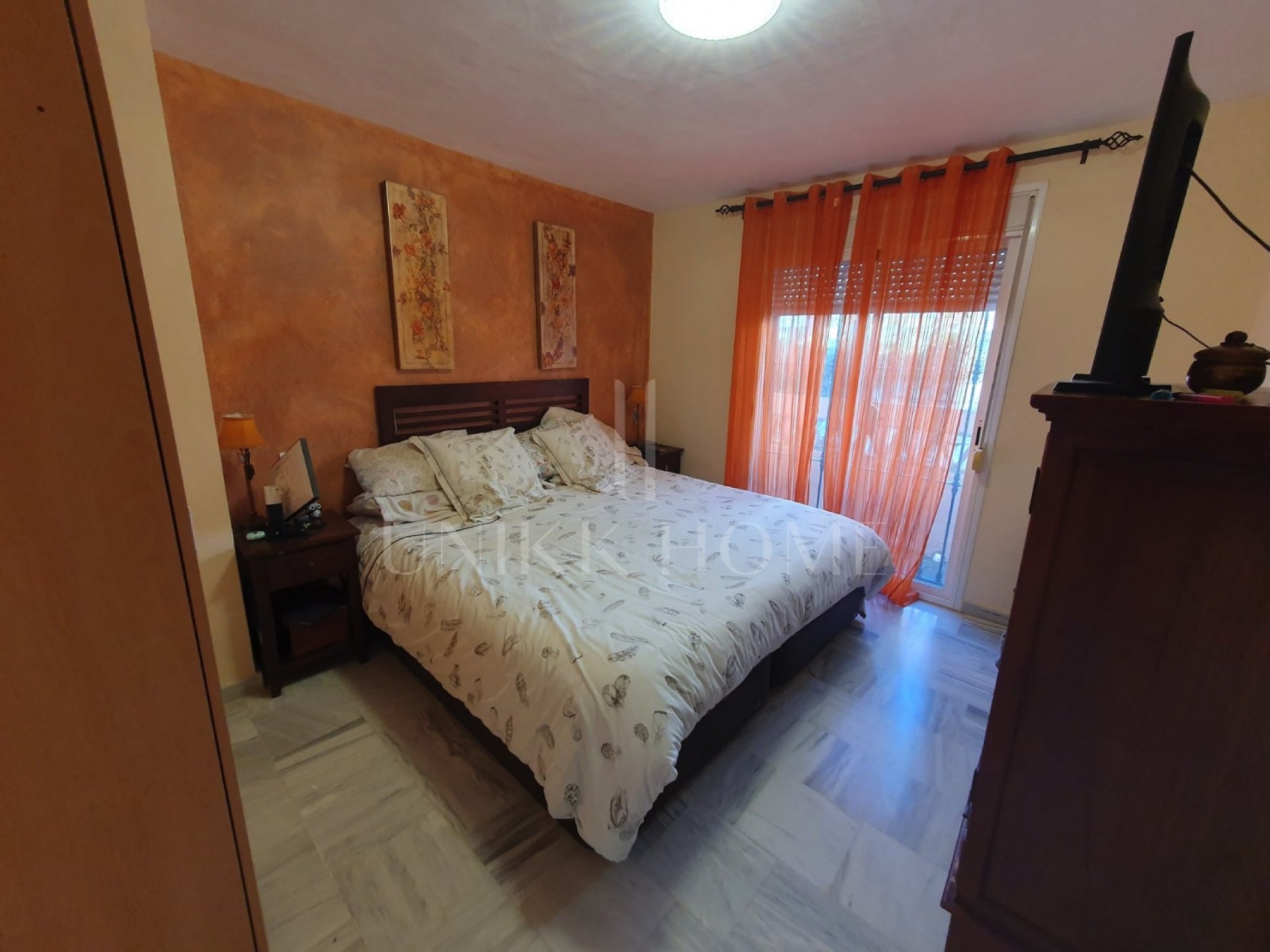 Casa Pareada con Piscina Privada y Estudio Independiente