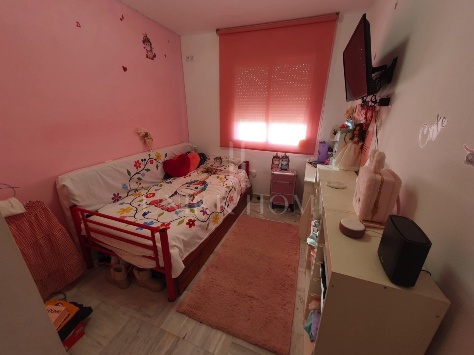 Casa Pareada con Piscina Privada y Estudio Independiente