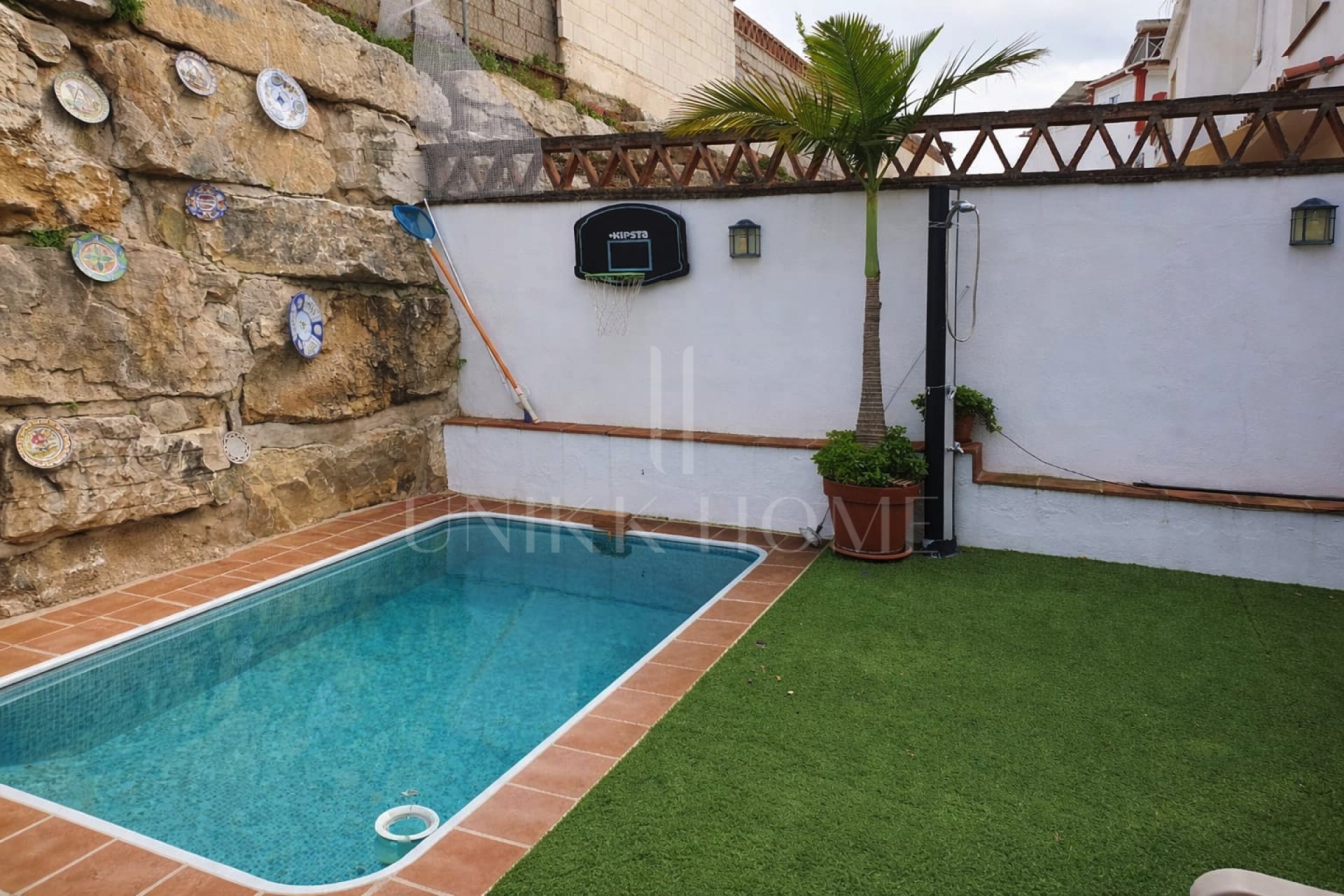 Casa Pareada con Piscina Privada y Estudio Independiente