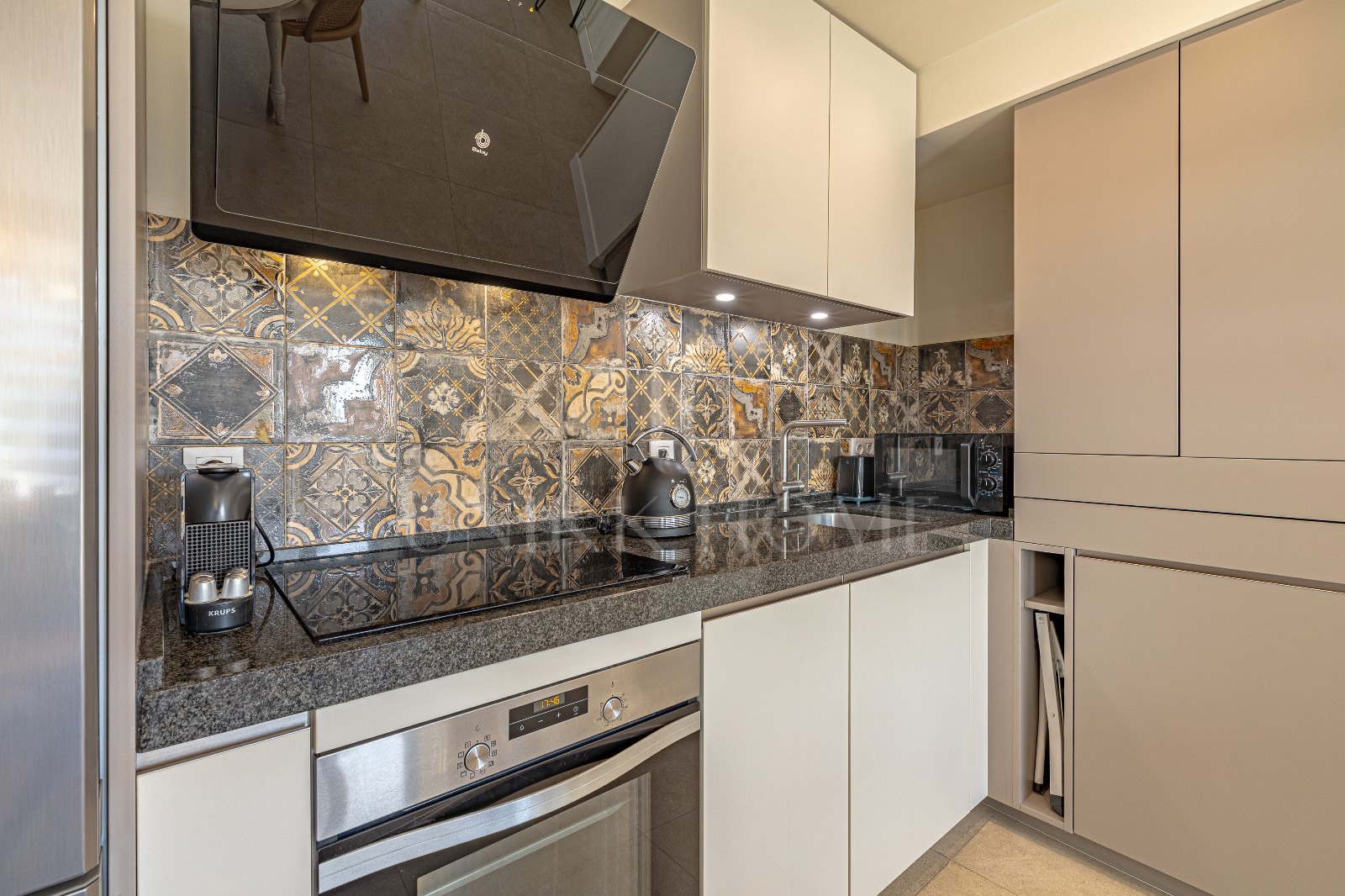 Apartamento en Primera Línea de Playa con Vistas al Mar y Conserjería 24/7