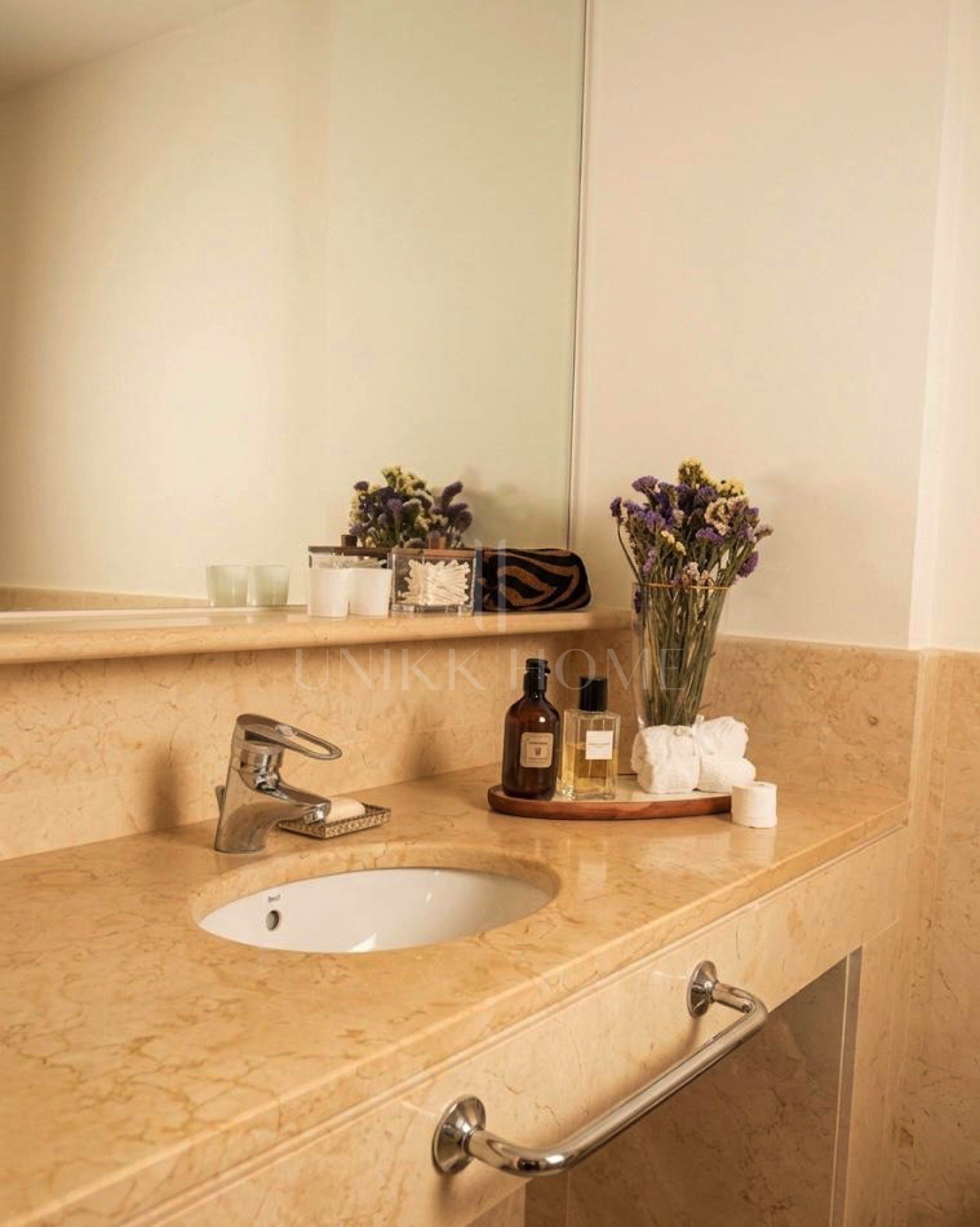 Elegant 2-Bedroom Marina-View Apartment