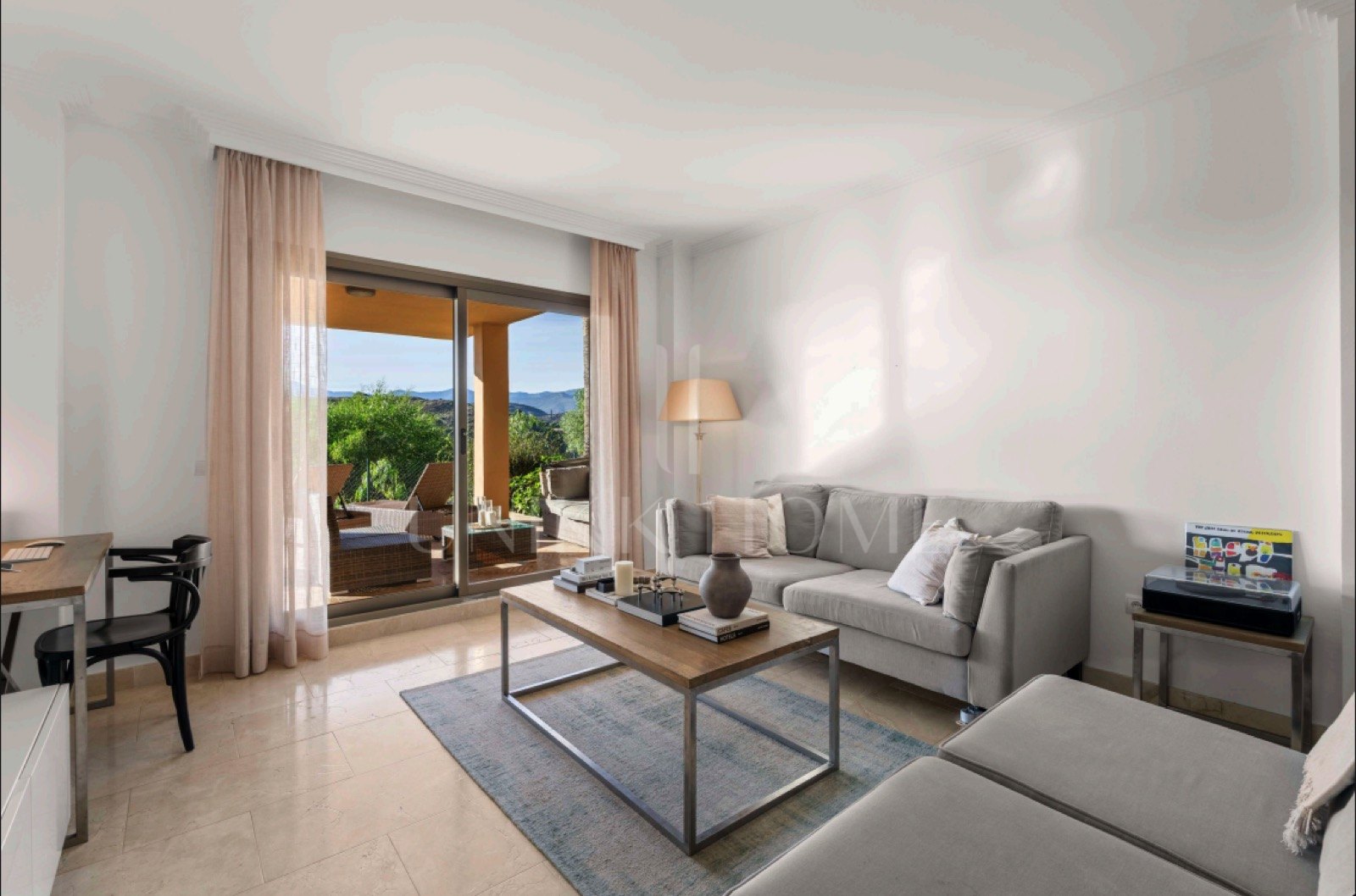 Cosy 2-Bedroom Ground-Floor Apartment with Sea and Mountain Views