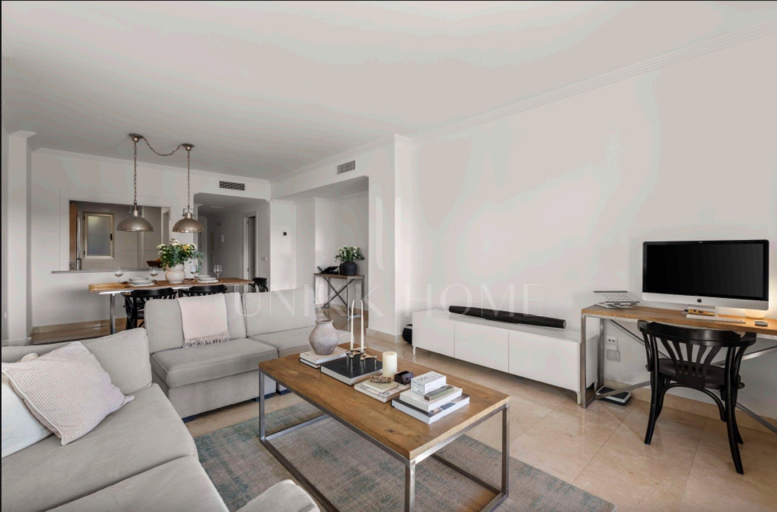 Cosy 2-Bedroom Ground-Floor Apartment with Sea and Mountain Views