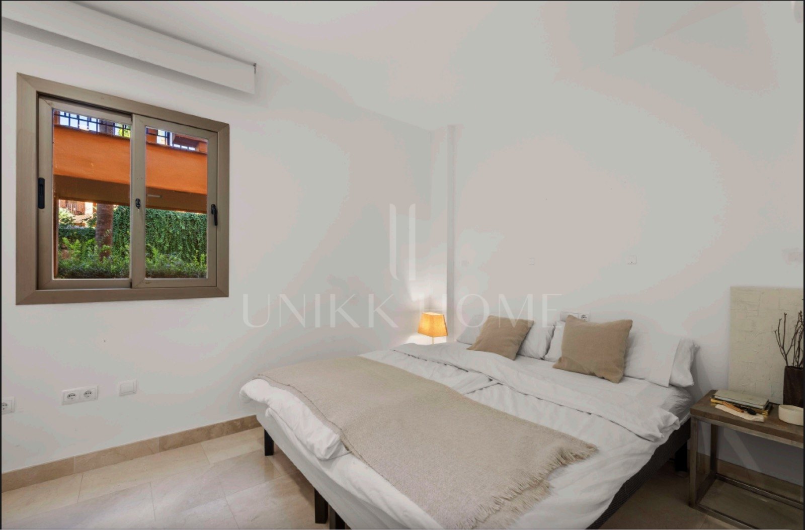 Cosy 2-Bedroom Ground-Floor Apartment with Sea and Mountain Views