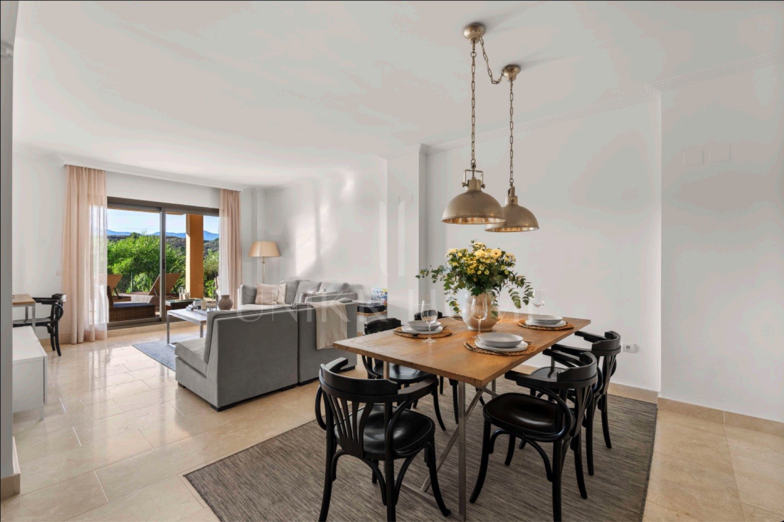 Cosy 2-Bedroom Ground-Floor Apartment with Sea and Mountain Views