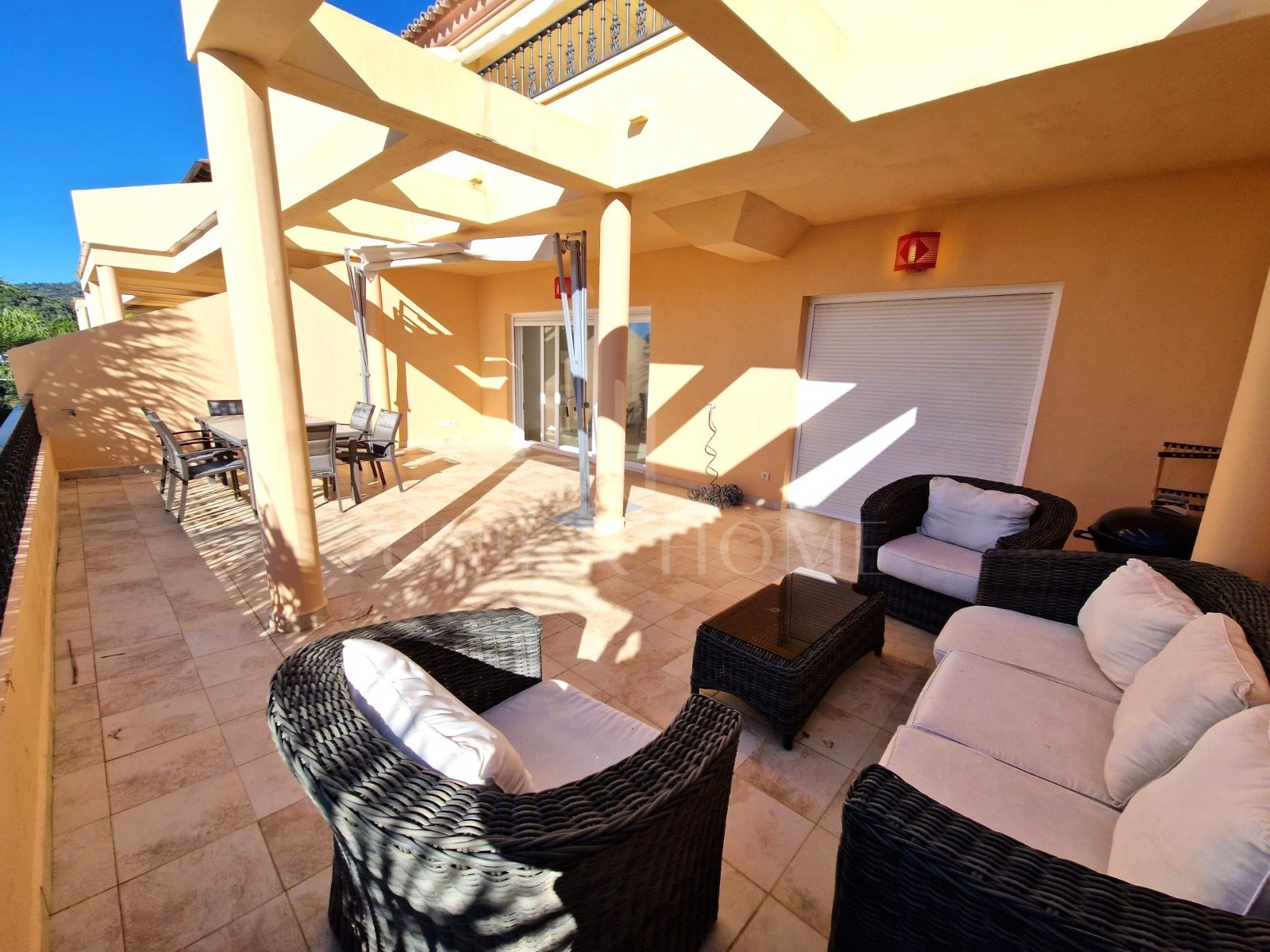 Espectacular Apartamento Esquinero en Planta Baja en Urbanización Vista Real