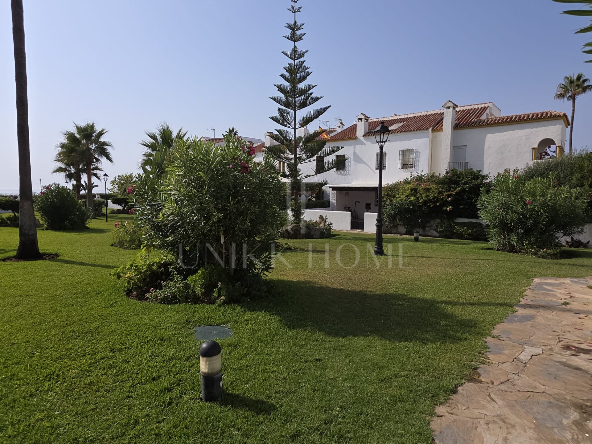 Espléndido Chalet Pareado en Primera Línea de Playa