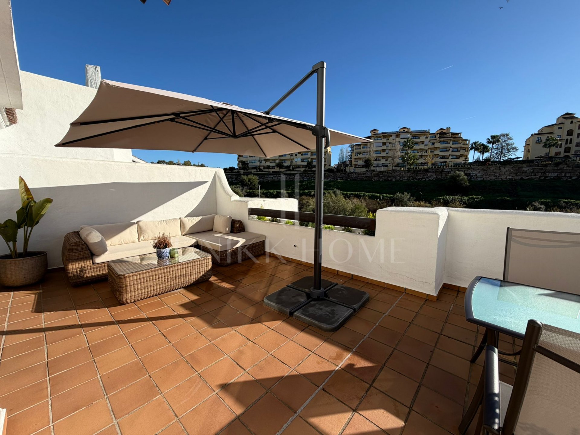 Spacious Apartment with Expansive Terrace in La Concha-Resina Golf
