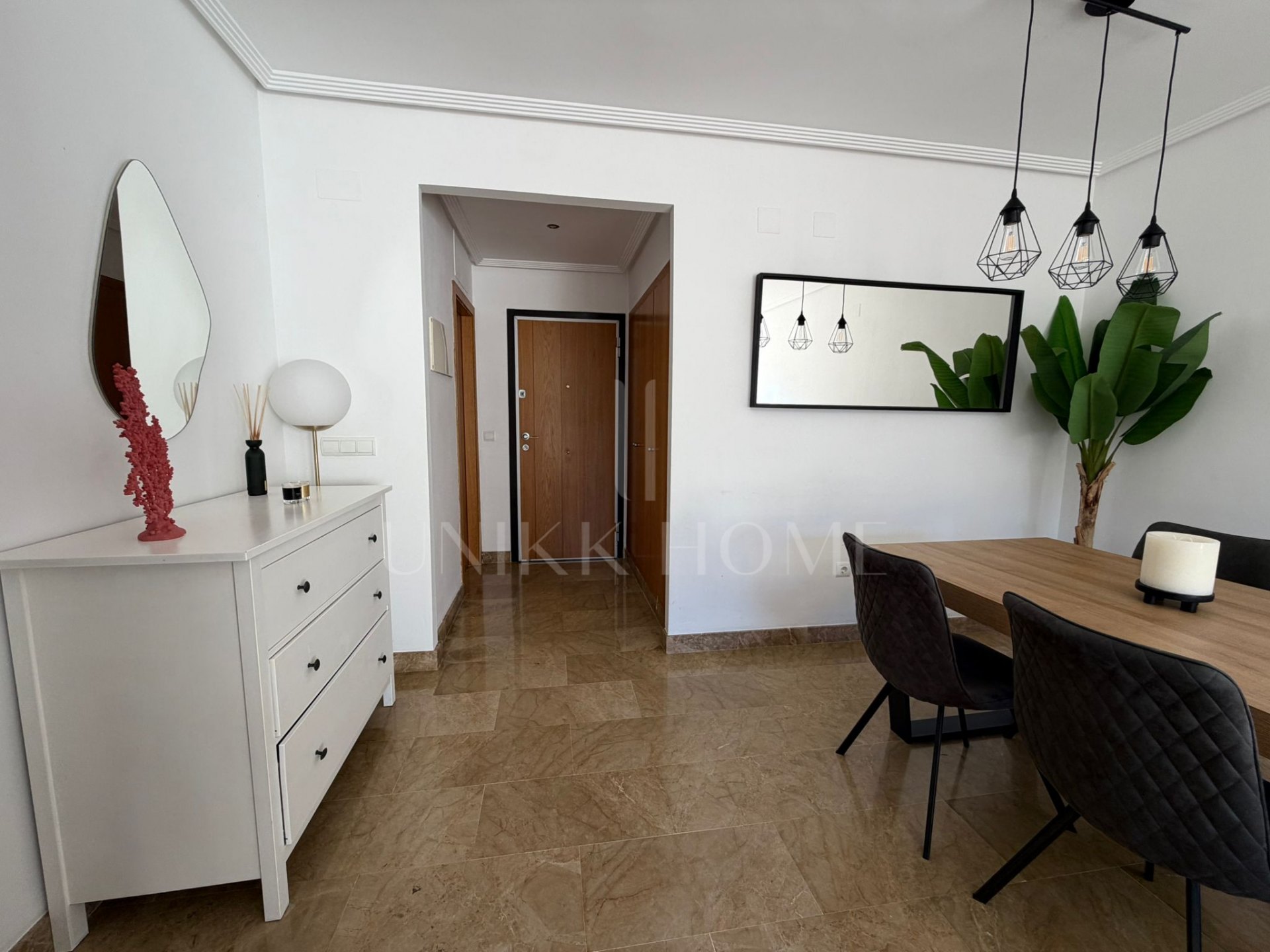 Spacious Apartment with Expansive Terrace in La Concha-Resina Golf