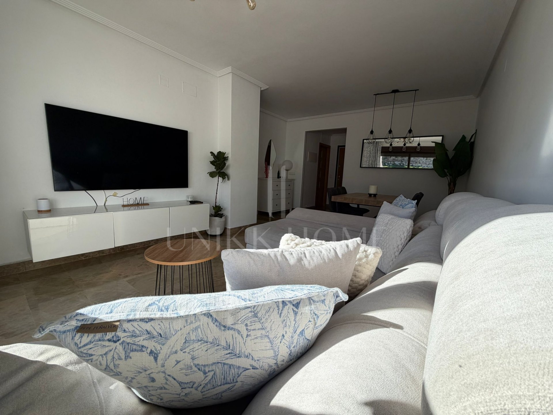 Spacious Apartment with Expansive Terrace in La Concha-Resina Golf