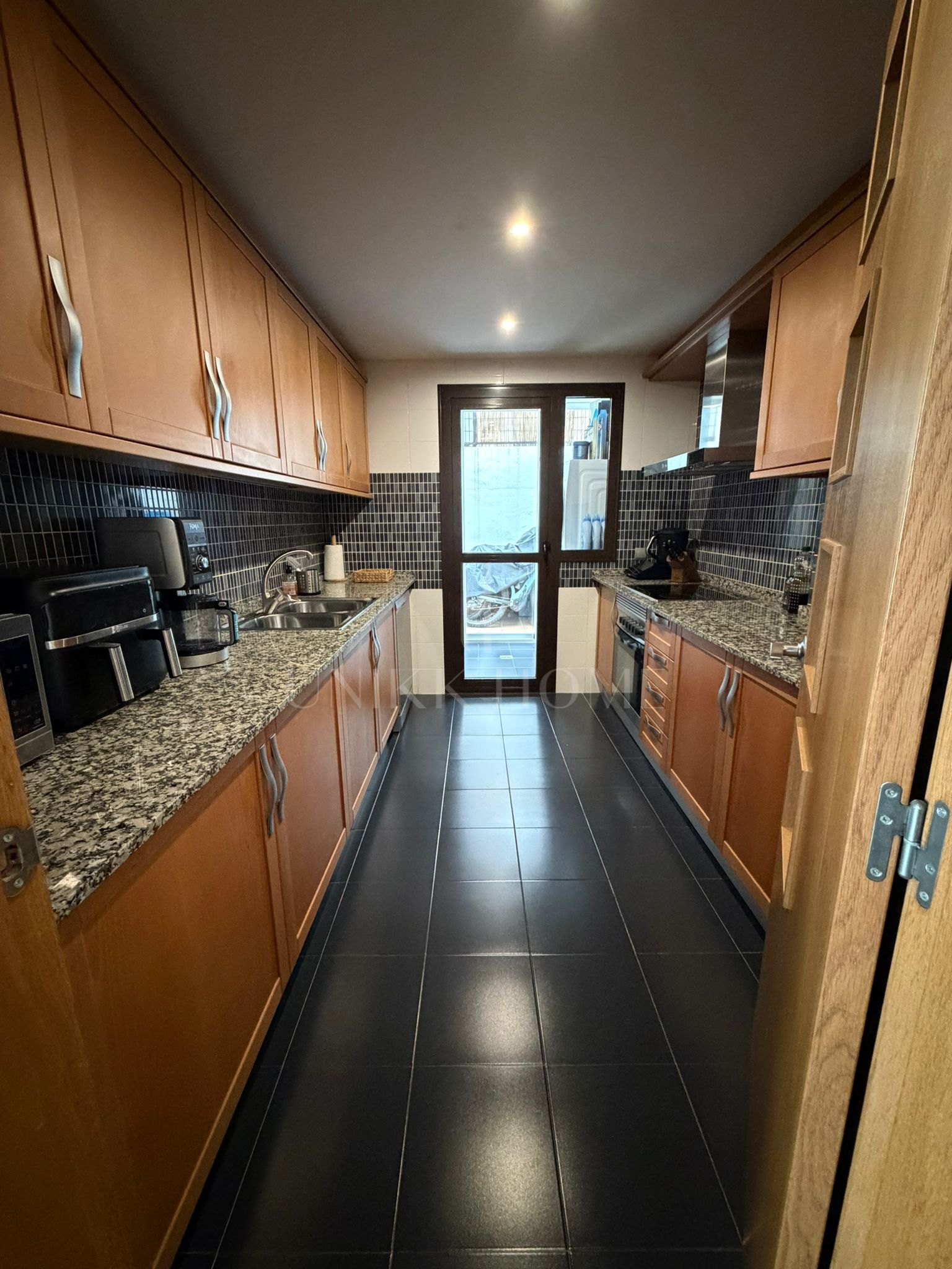 Spacious Apartment with Expansive Terrace in La Concha-Resina Golf