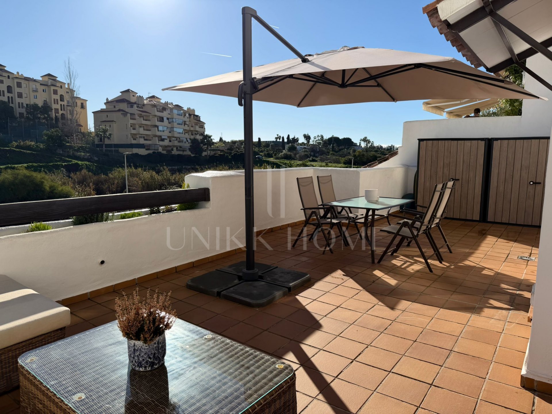 Spacious Apartment with Expansive Terrace in La Concha-Resina Golf