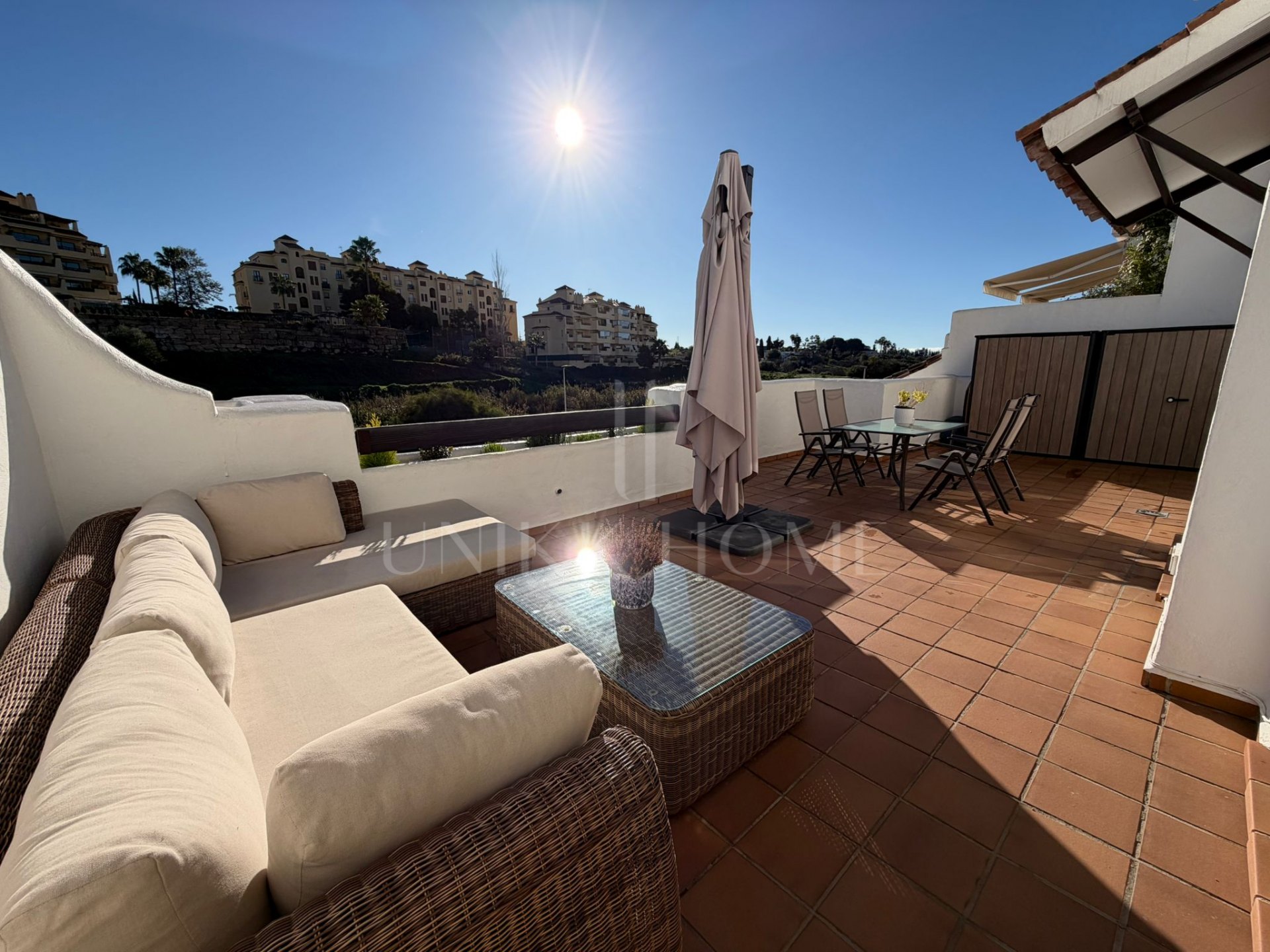 Spacious Apartment with Expansive Terrace in La Concha-Resina Golf