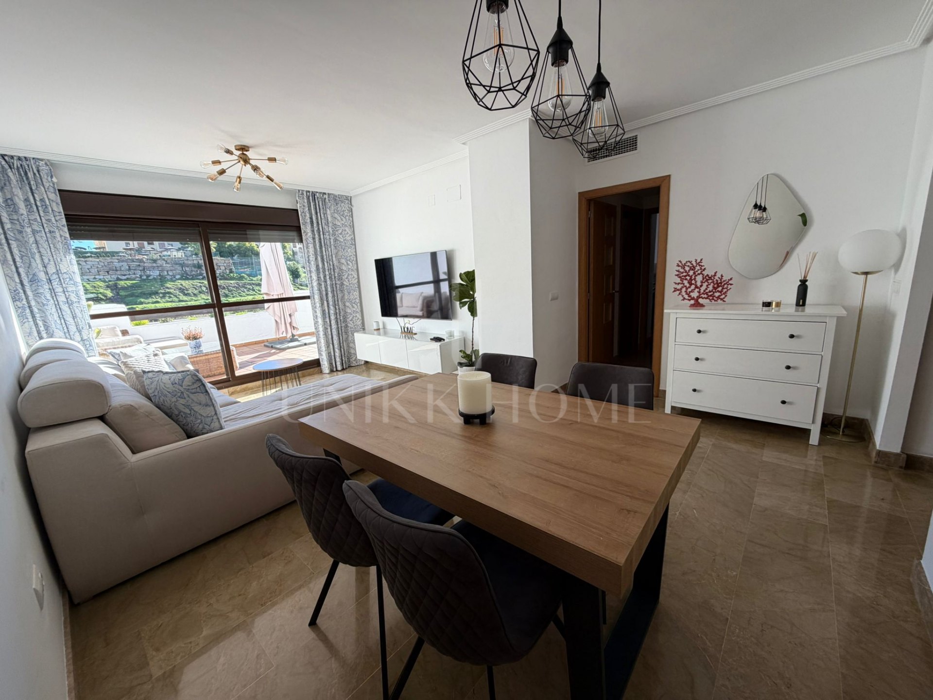 Spacious Apartment with Expansive Terrace in La Concha-Resina Golf