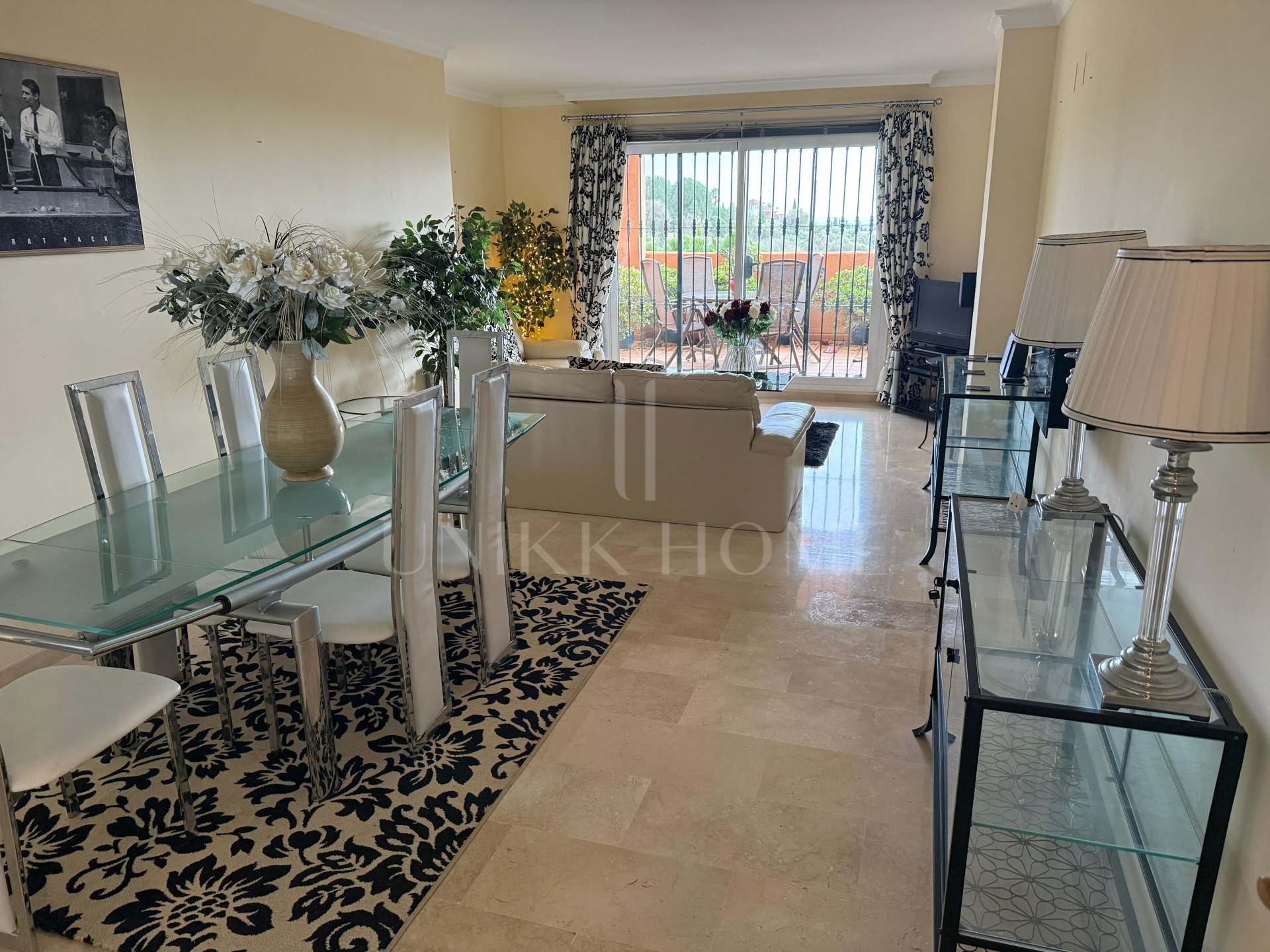 Elegant 2-Bedroom Apartment with Sea Views