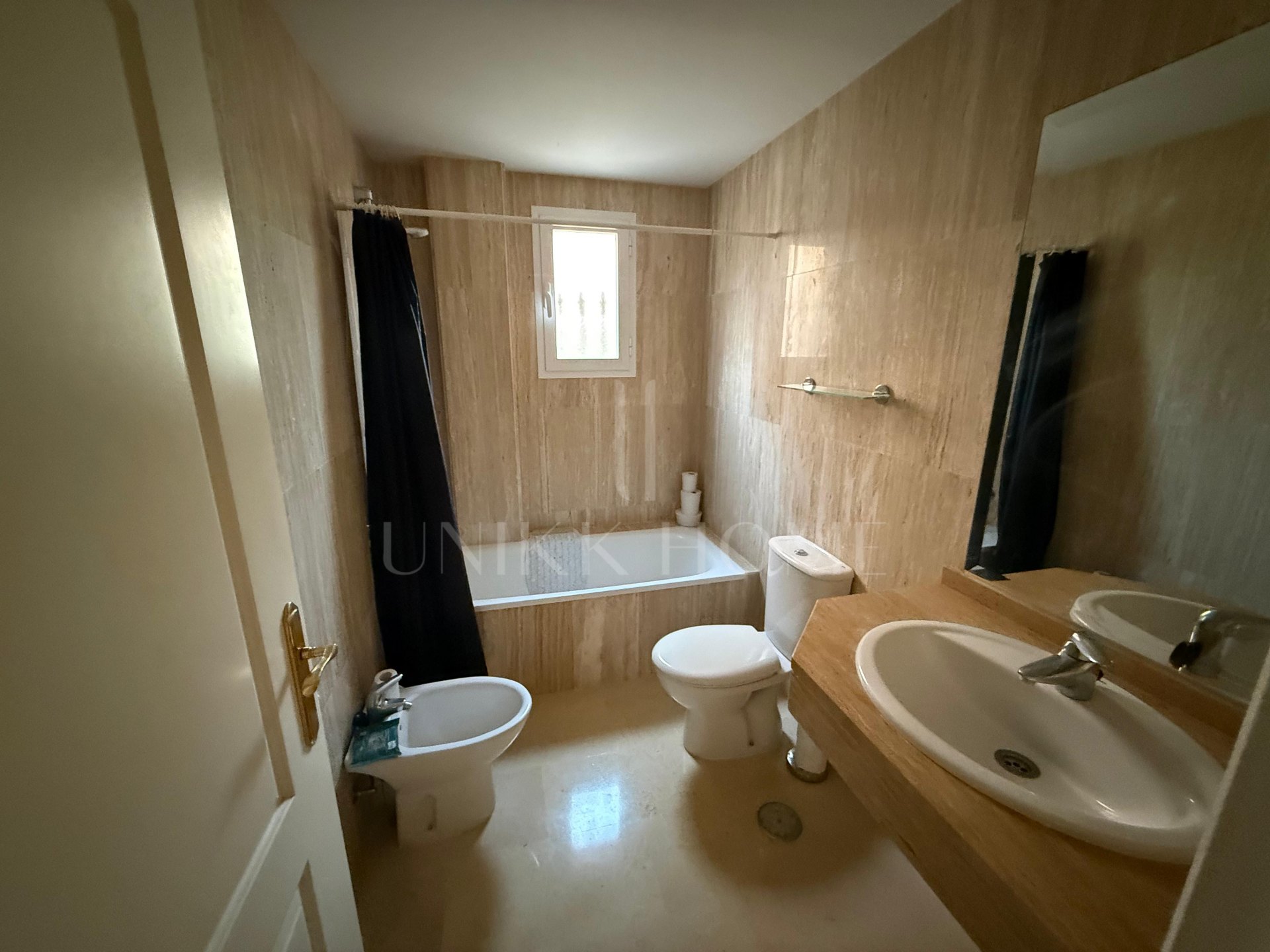 Elegant 2-Bedroom Apartment with Sea Views