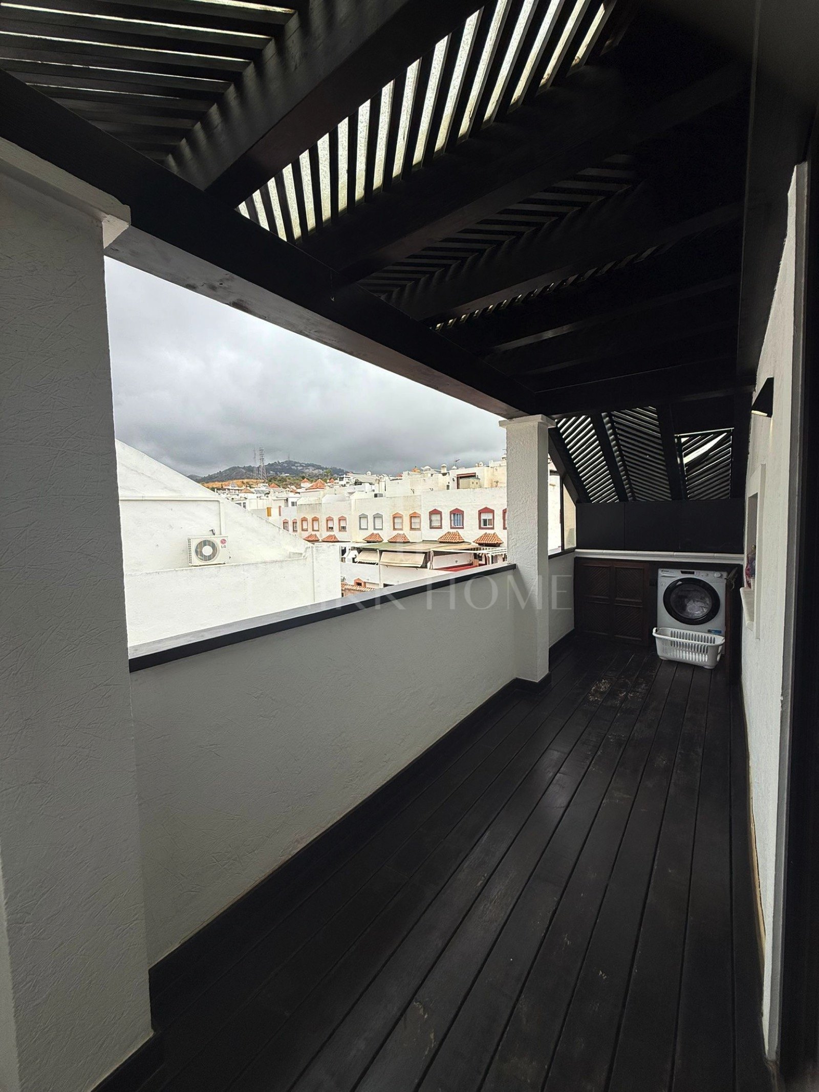 Spacious Corner 4-Bedroom Townhouse with Private Saltwater Pool