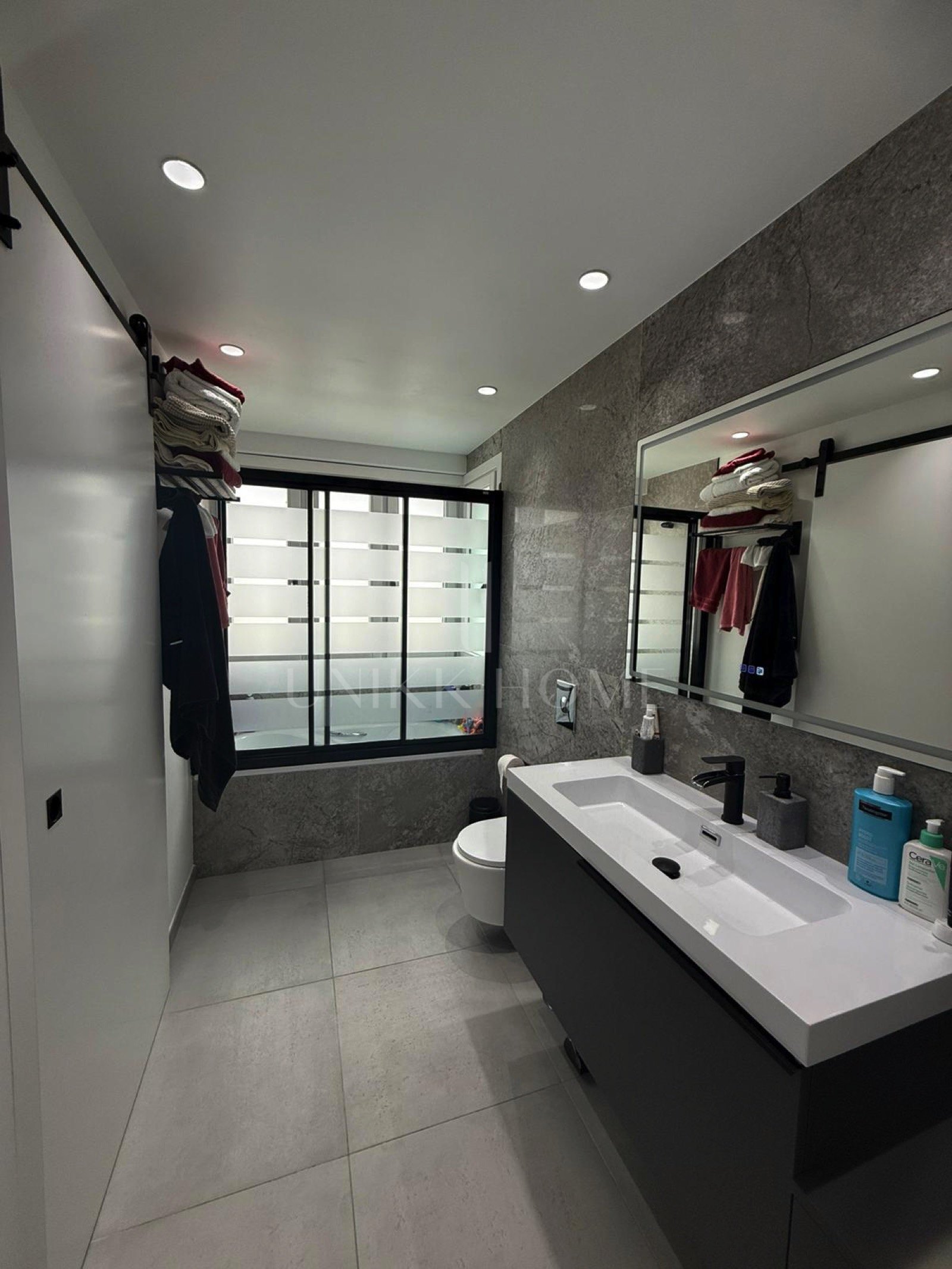 Spacious Corner 4-Bedroom Townhouse with Private Saltwater Pool