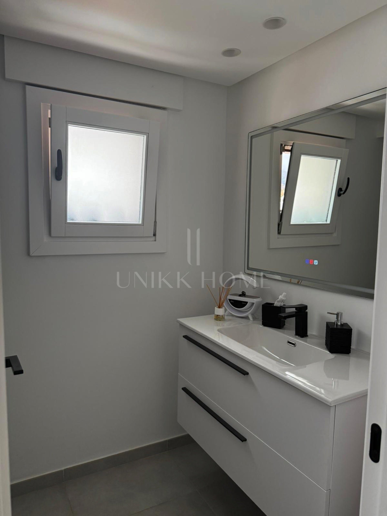 Spacious Corner 4-Bedroom Townhouse with Private Saltwater Pool