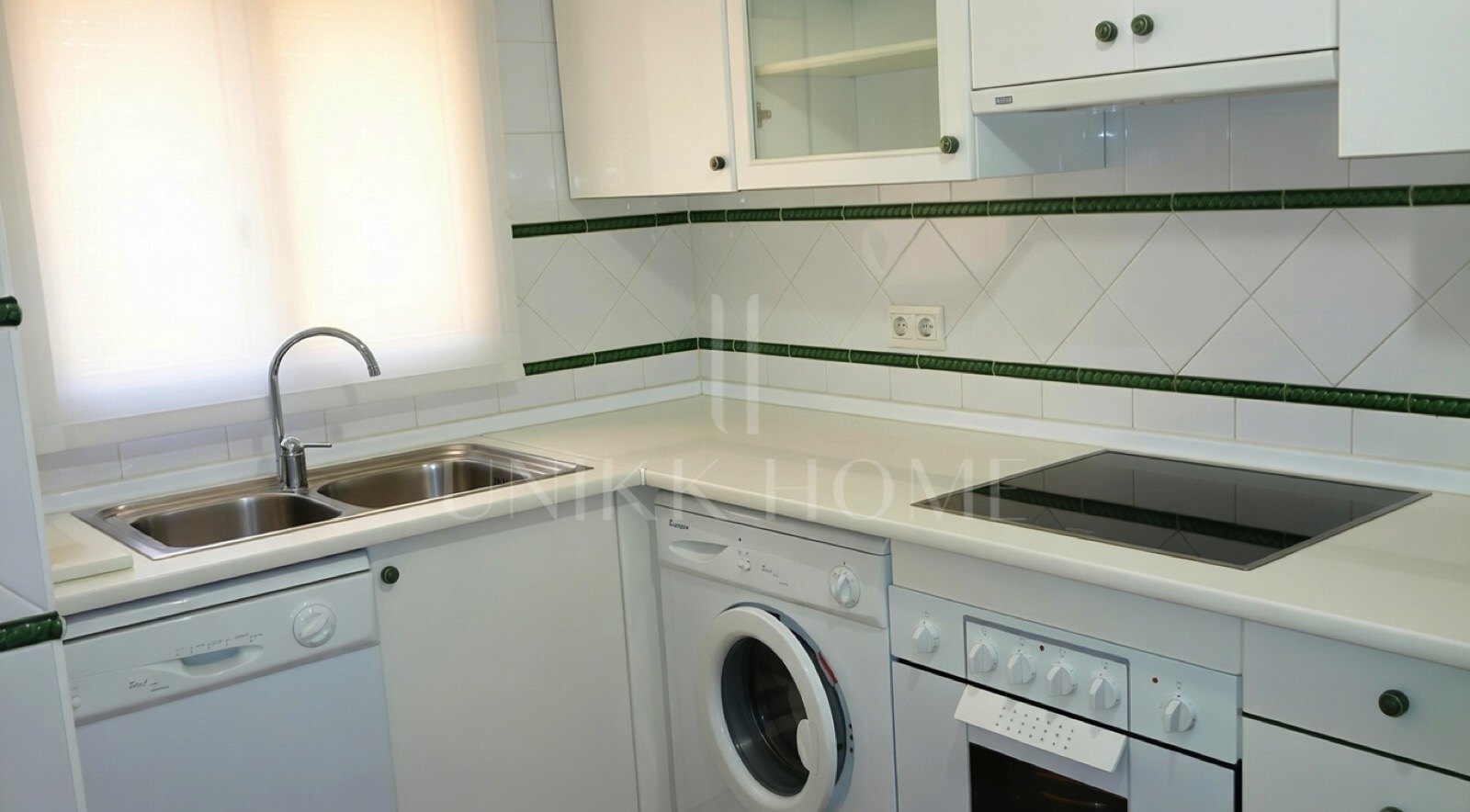 Bright 2-Bedroom Apartment – 5-Min Walk to Beach