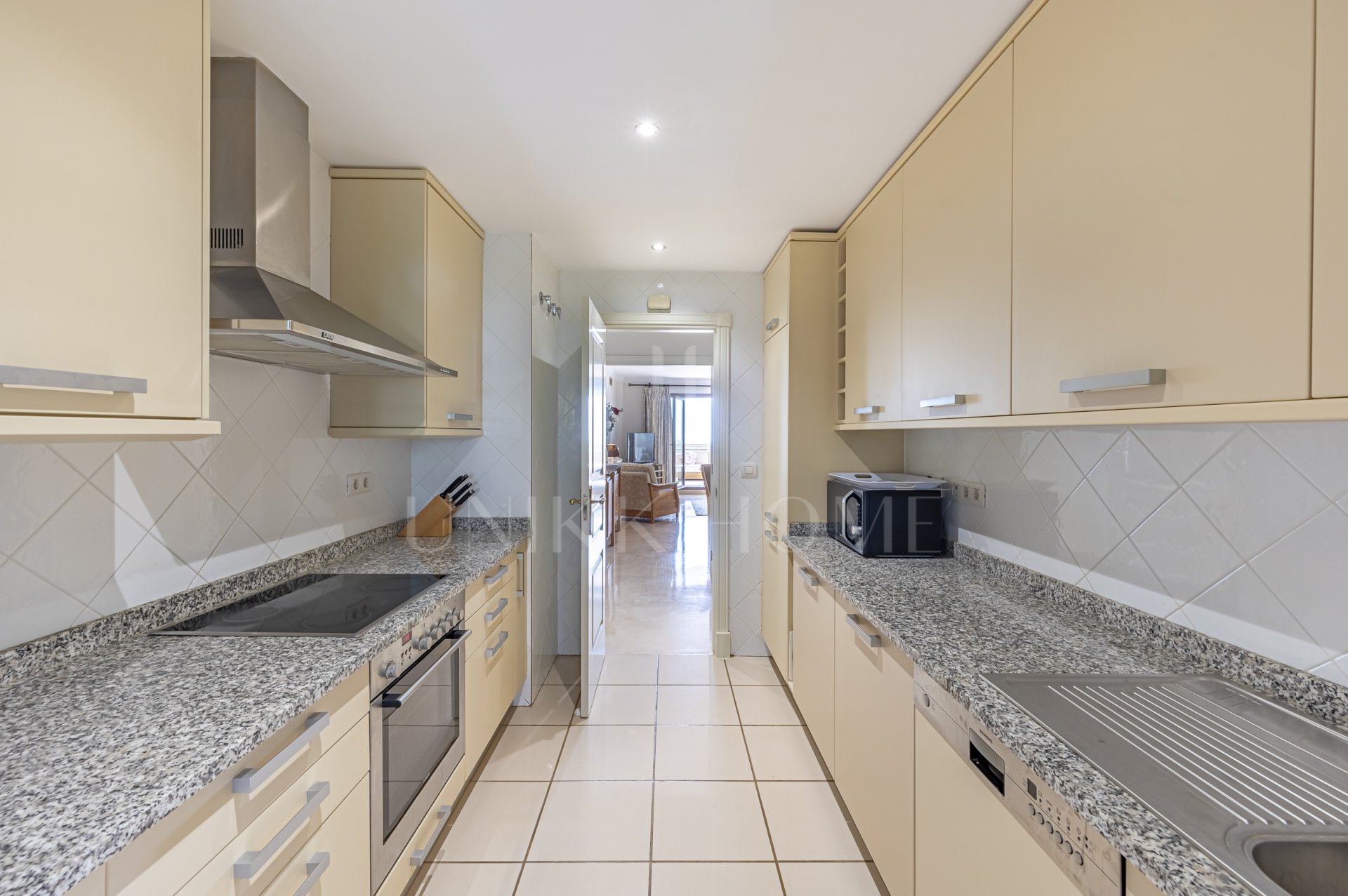 Exclusivo Apartamento con Vistas Panorámicas al Mar, la Montaña La Concha y la Nueva Milla de Oro